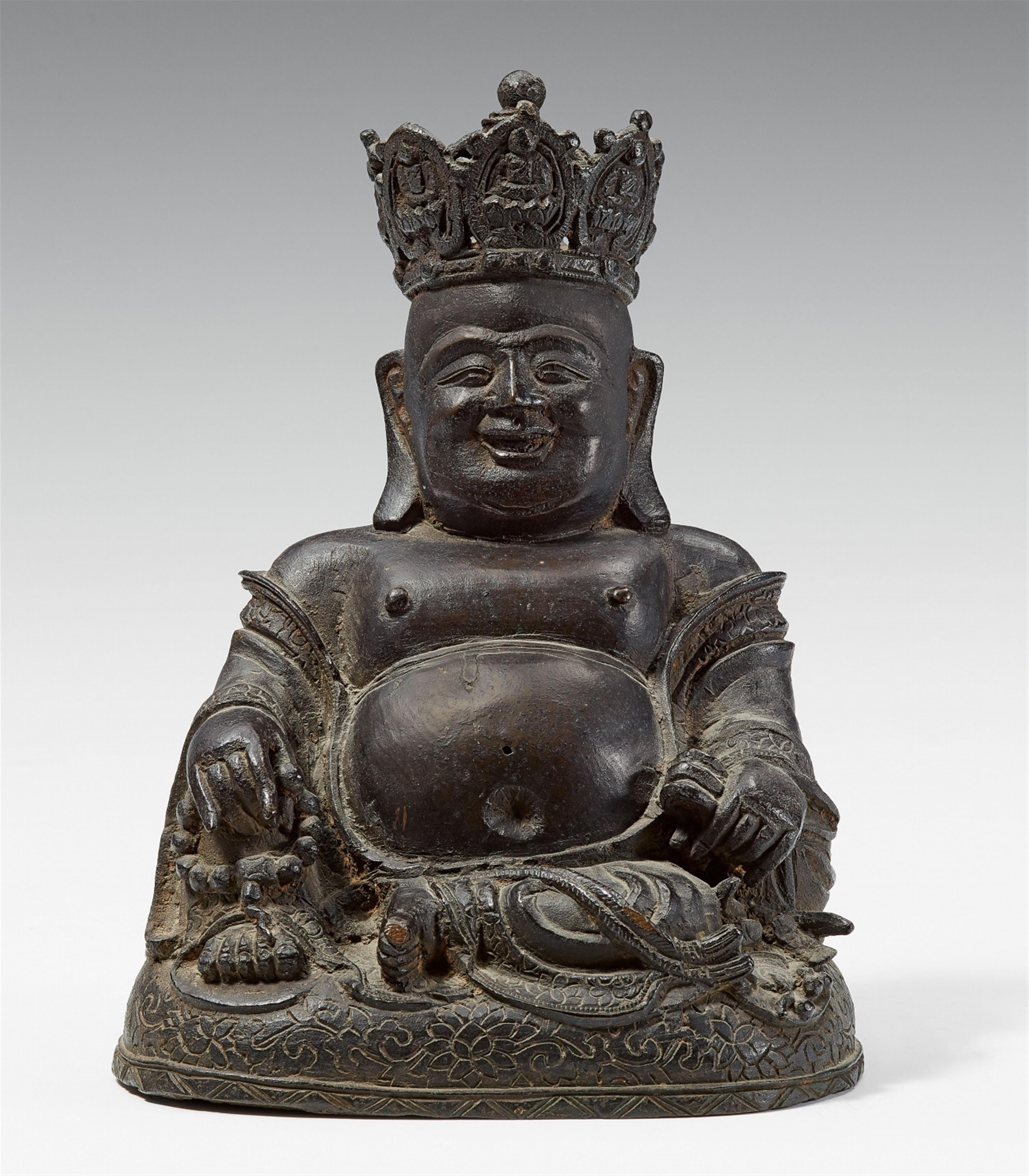 Bekrönter Milefo, auch Budai genannt. Bronze. Frühe Qing-Zeit - image-1