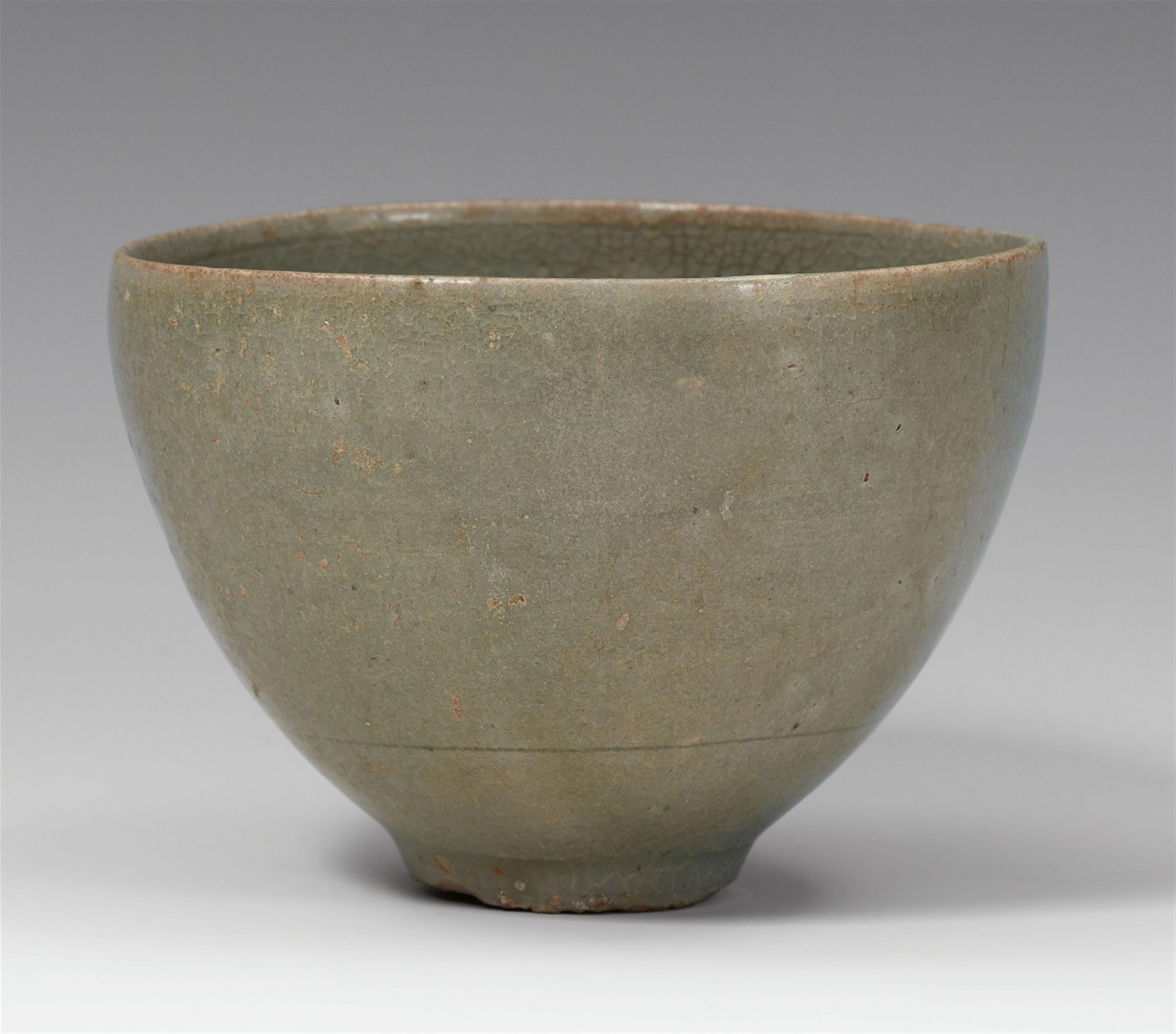 A celadon-glazed bowl. 13th/14th century - image-1