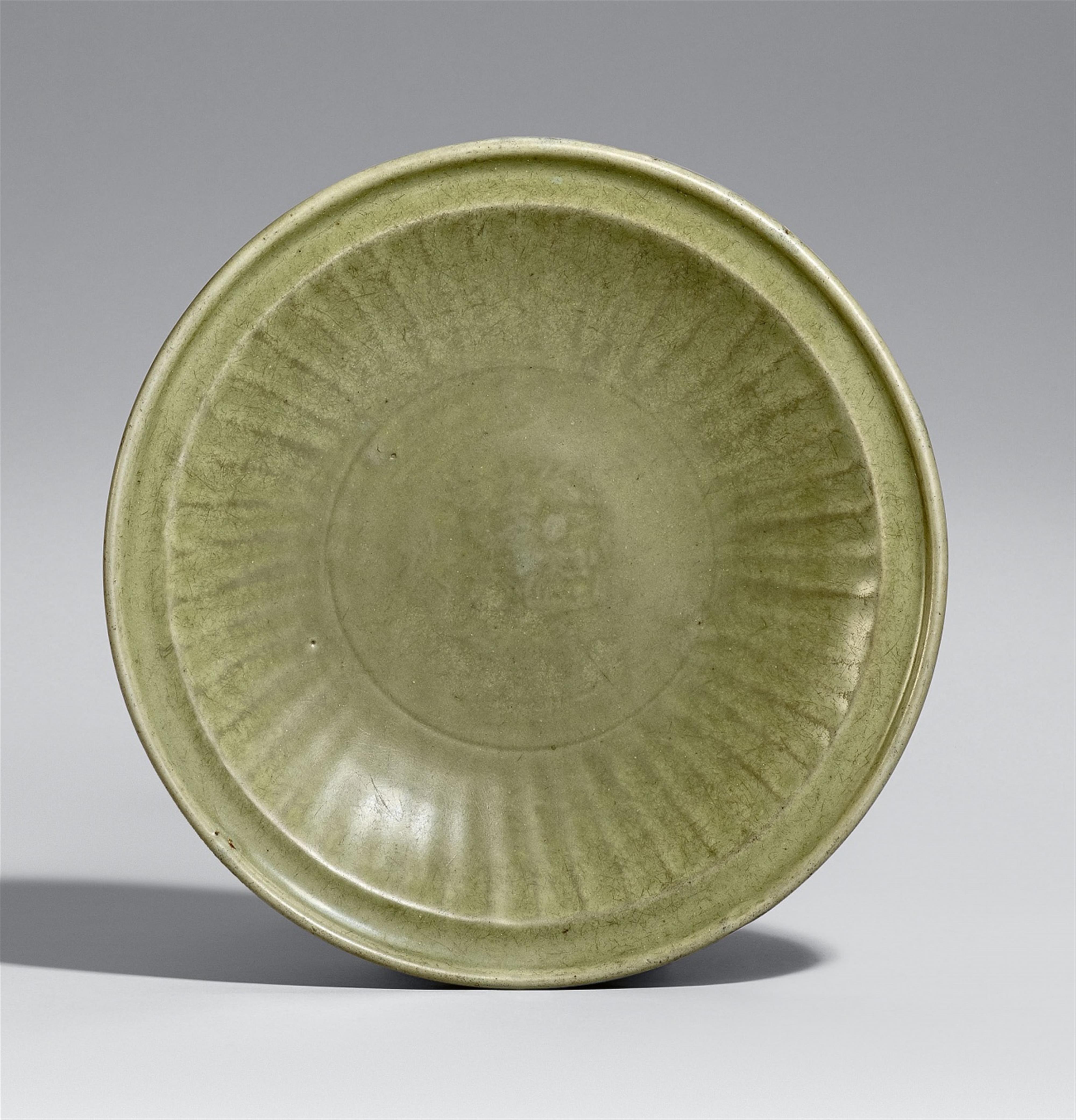 A Longquan celadon charger. 14h/15th century - image-1