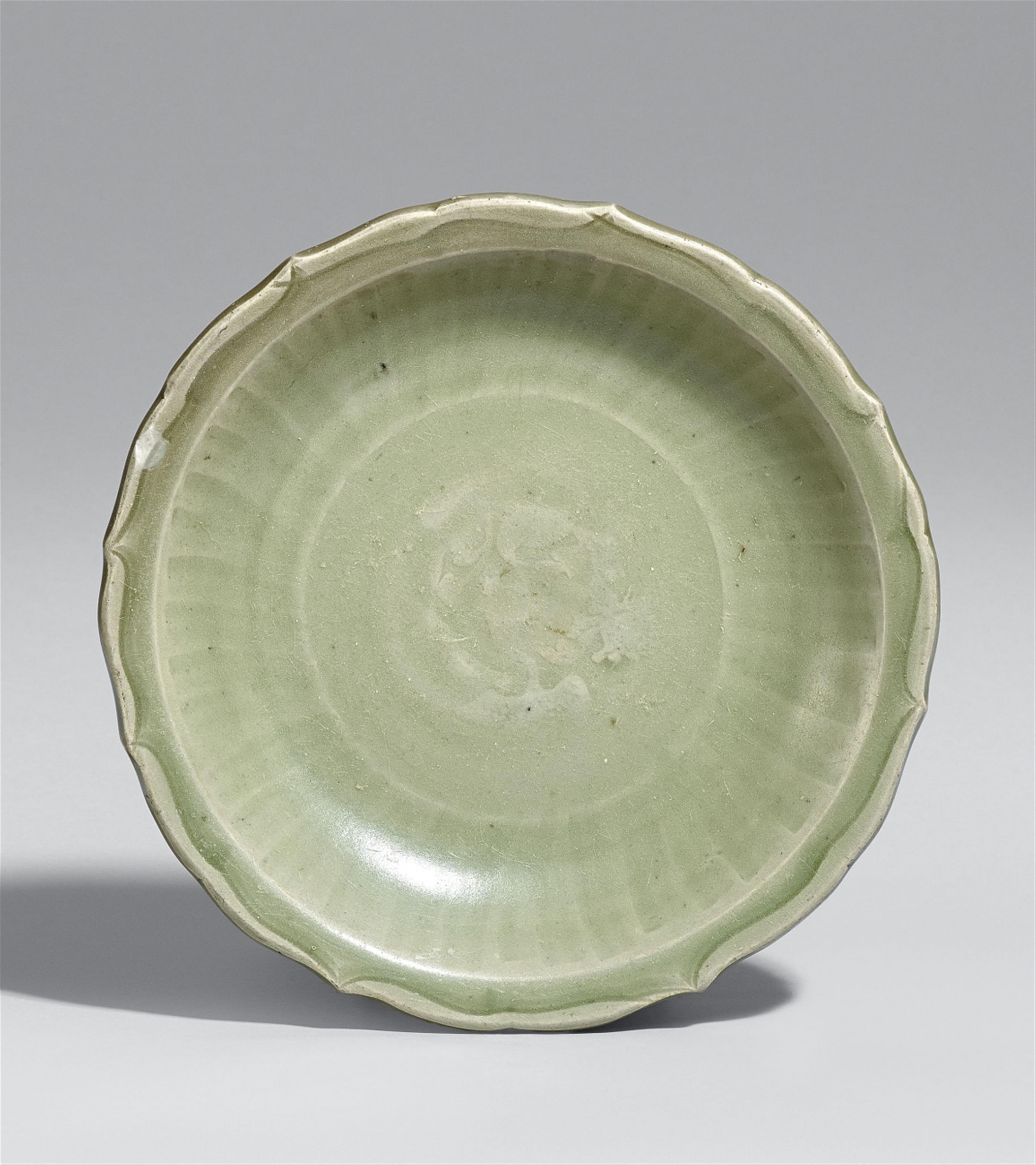 A Longquan celadon dish. 14/15th century - image-1