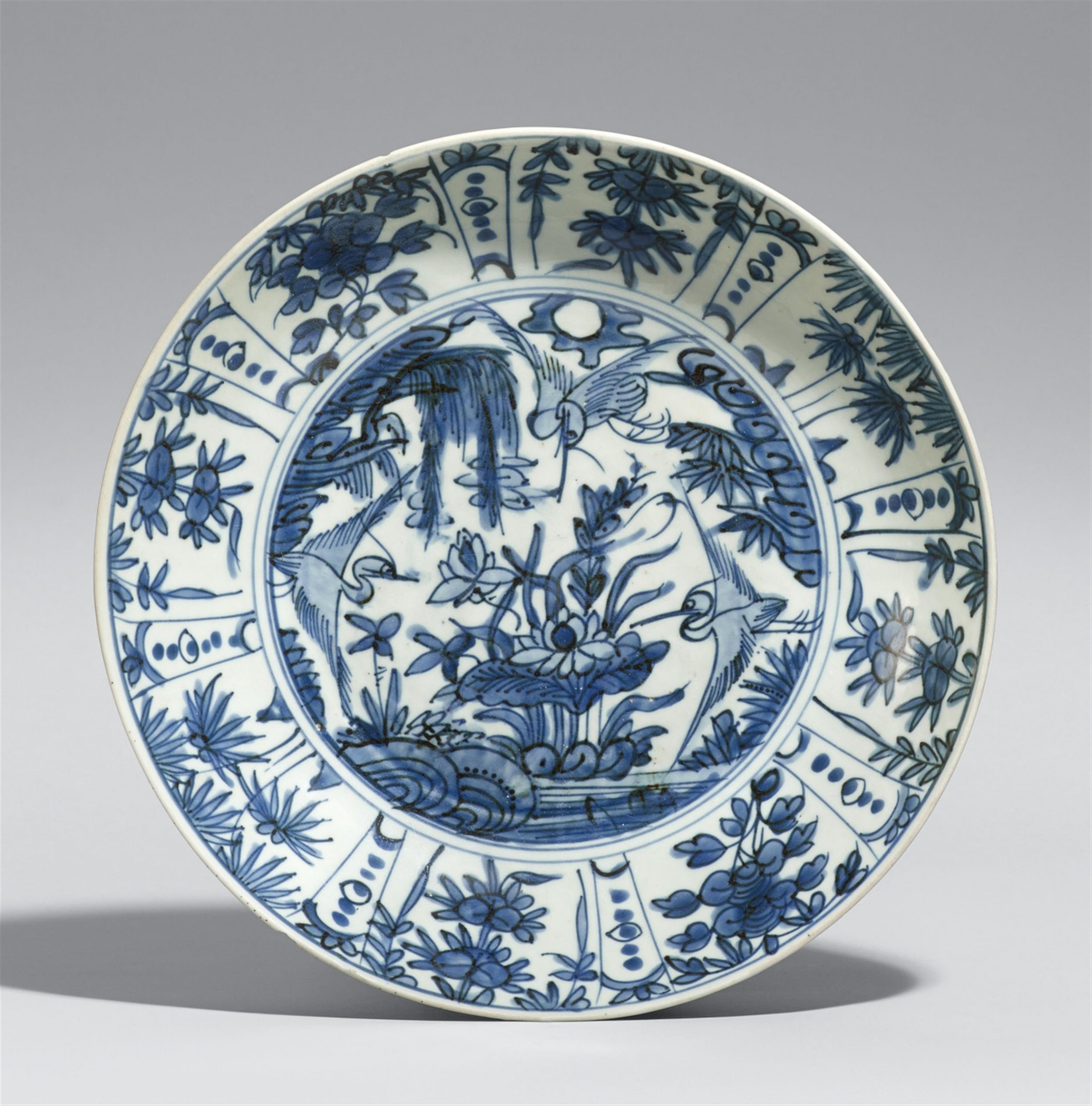 A blue and white charger. Zhangzhou (Swatow). 16th/17th century - image-1