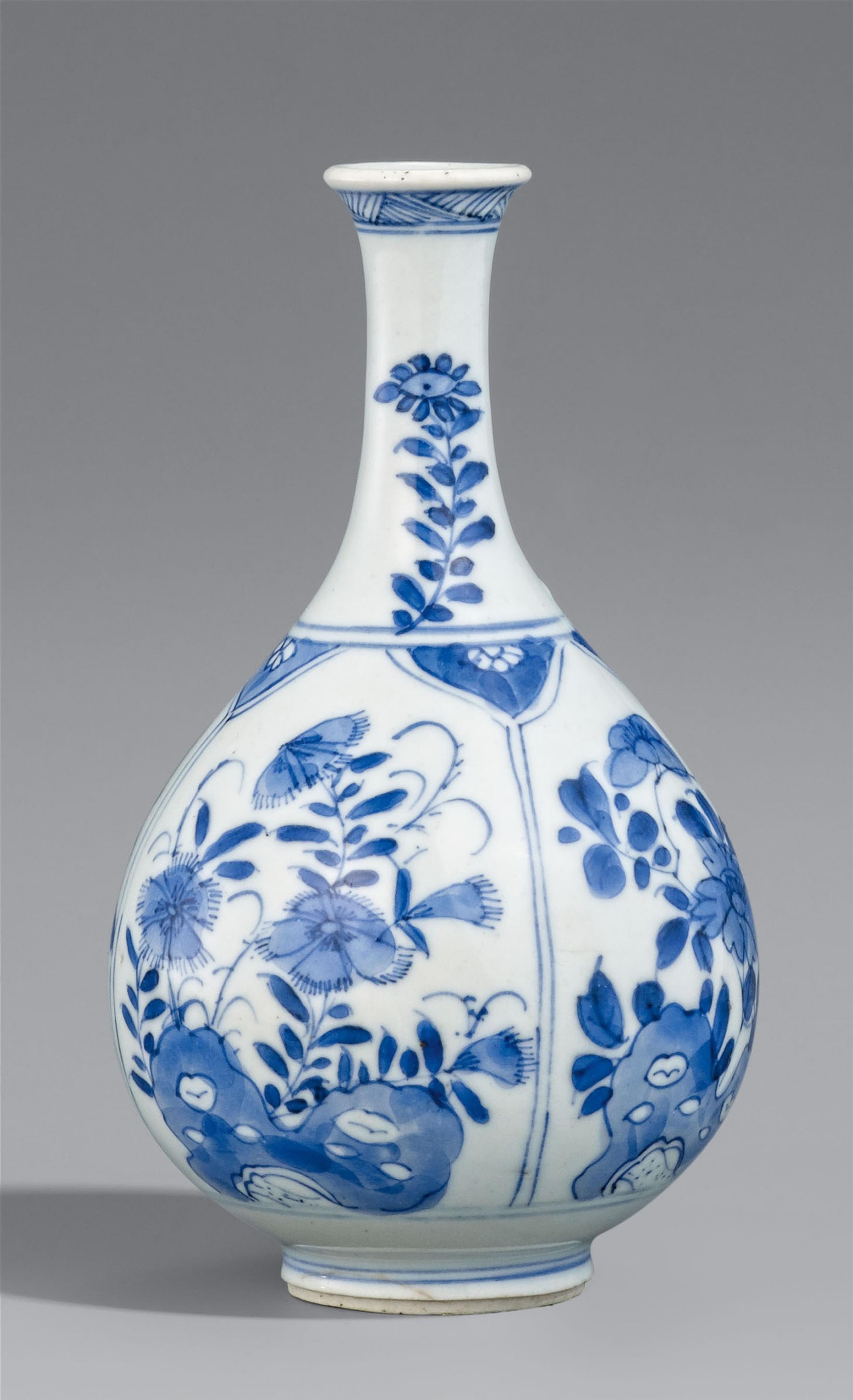 Blauweiße Flaschenvase. Kangxi-Periode (1662-1722) - image-1