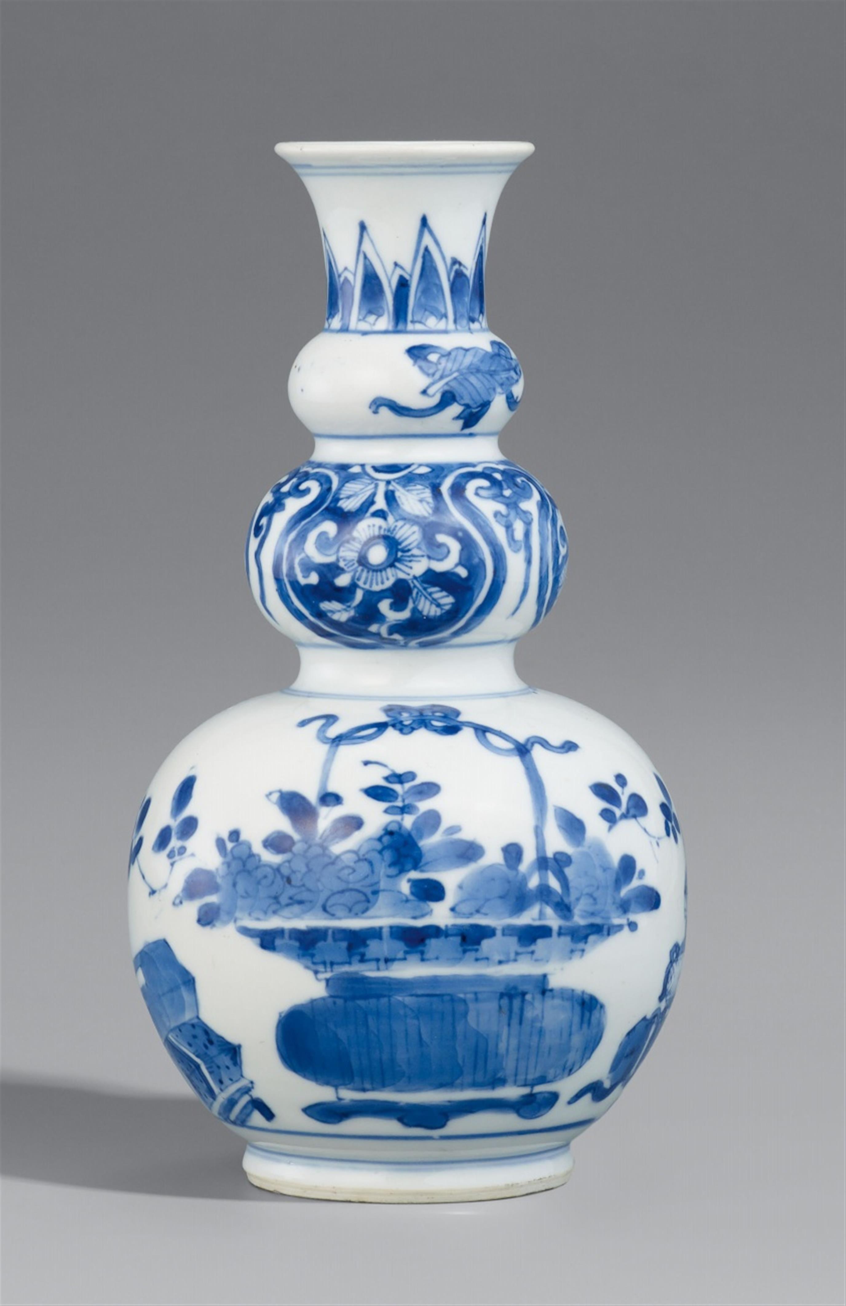 A blue and white double gourd vase. Kangxi period (1662-1722) - image-1
