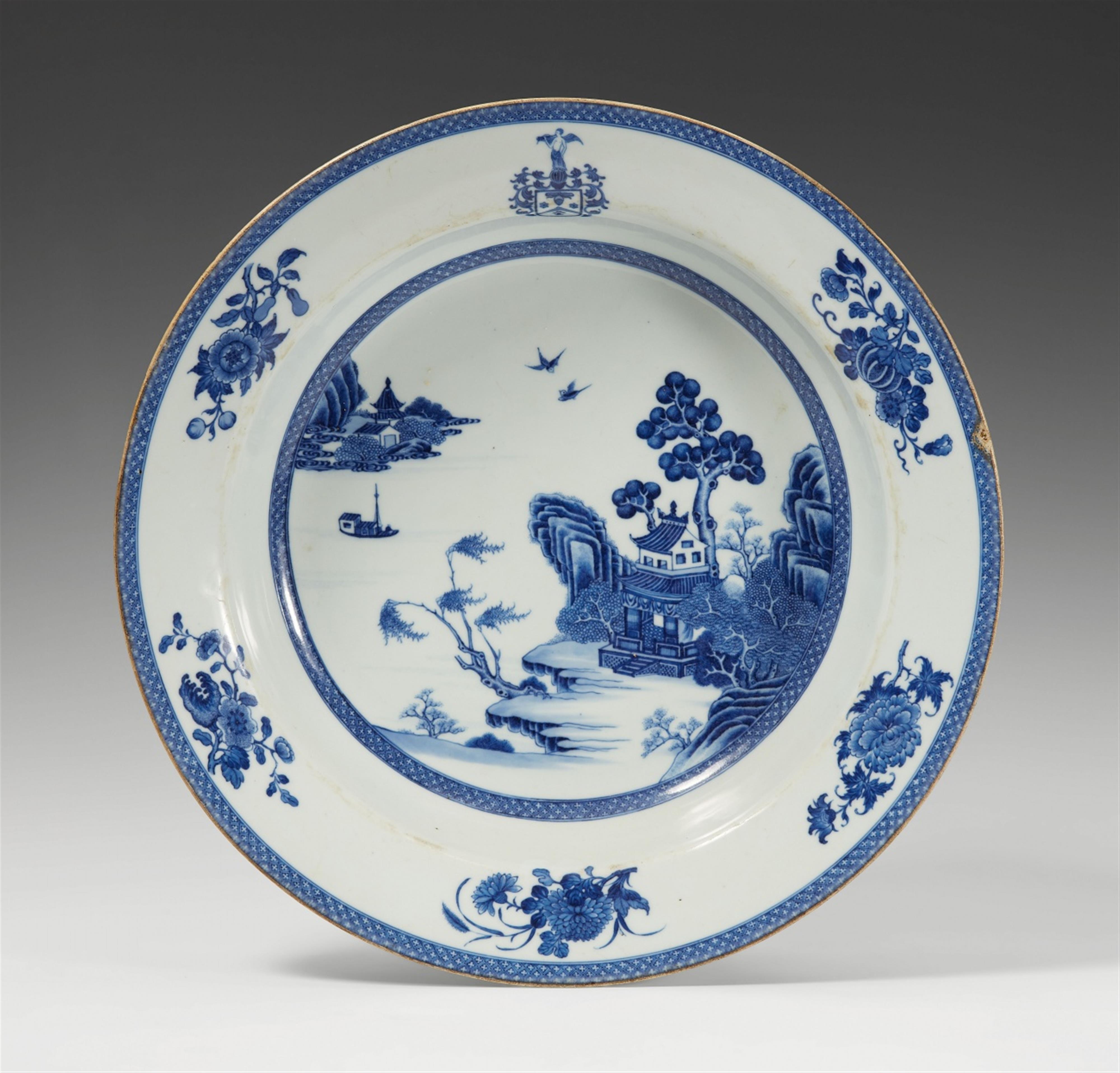 A large blue and white armorial basin. Qianlong period (1735-1796) - image-1