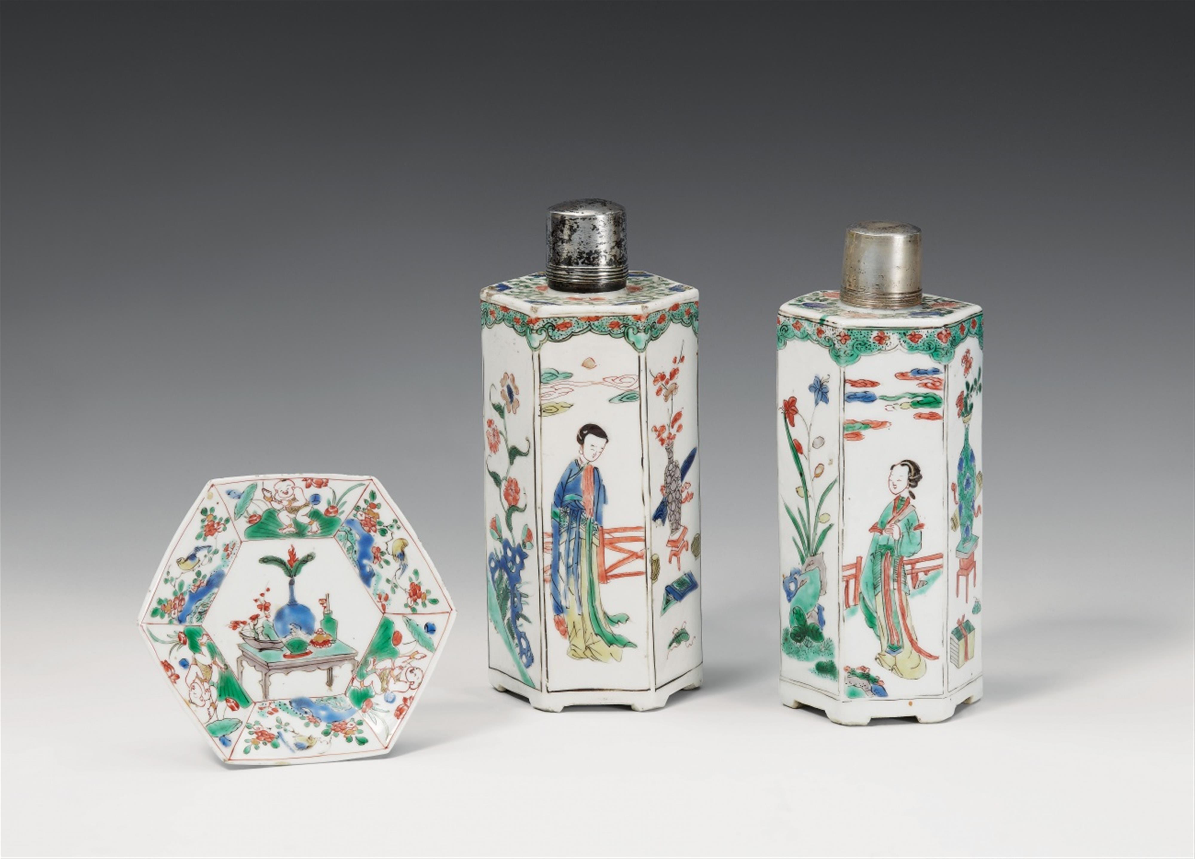 Two famille verte tea caddies and a small dish. Kangxi period (1662-1722) - image-1