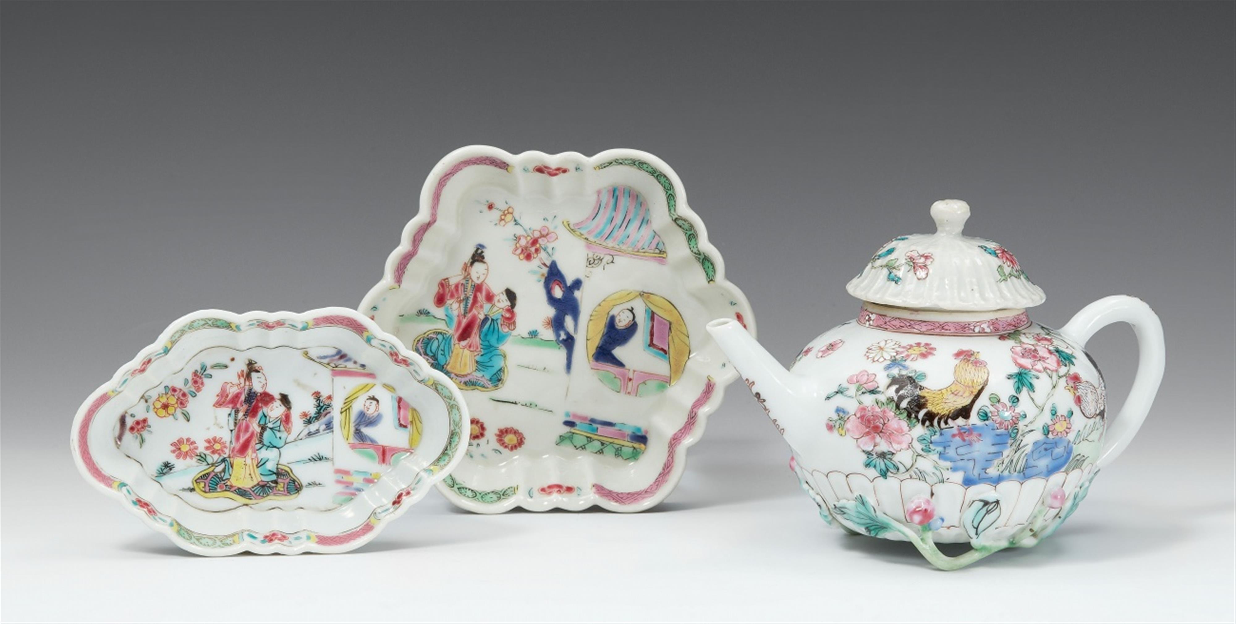 A famille rose teapot and two small hexagonal dishes. Yongzheng period (1722-1735) - image-1