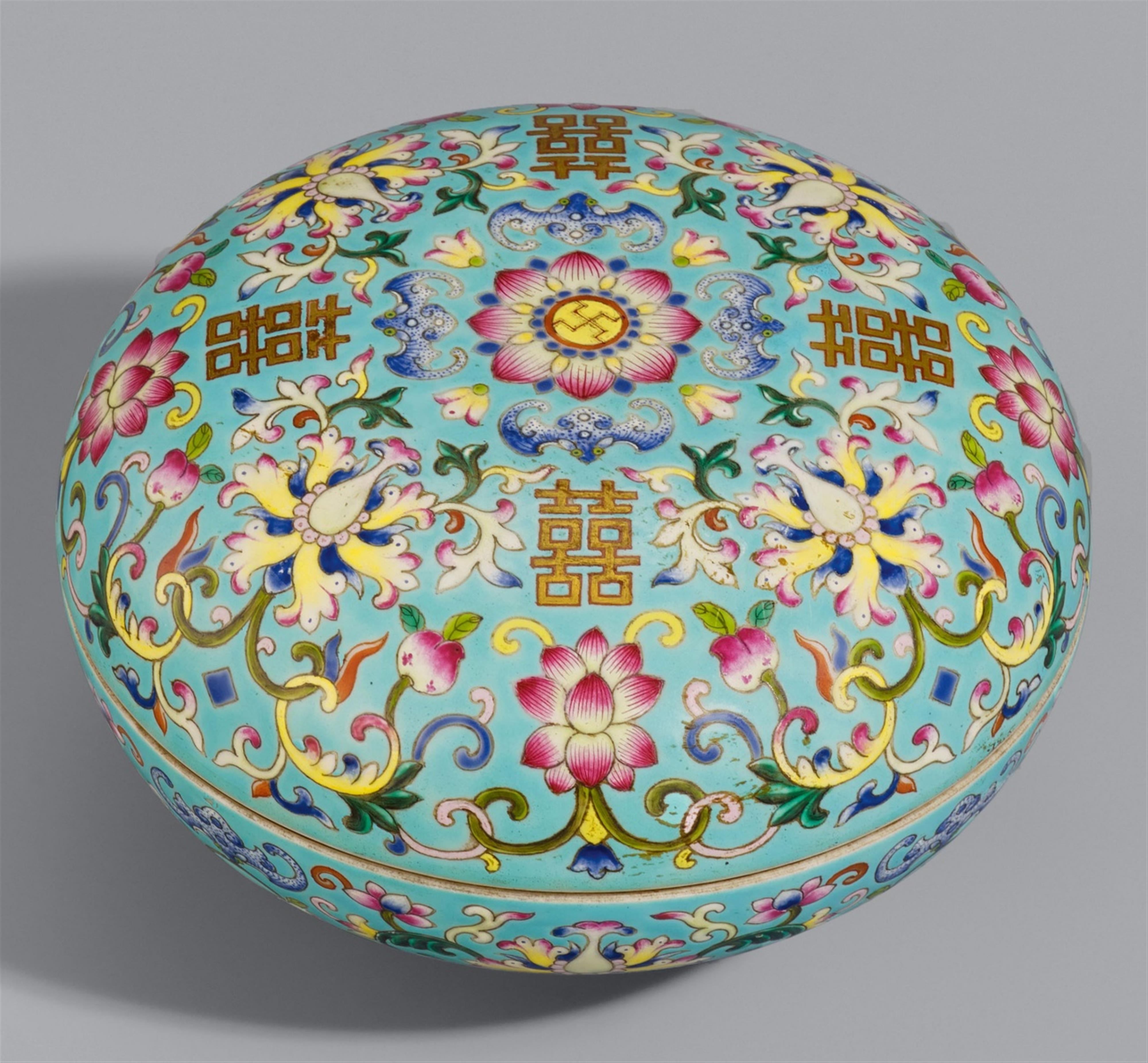 A famille rose covered bowl. 19th/20th century - image-1