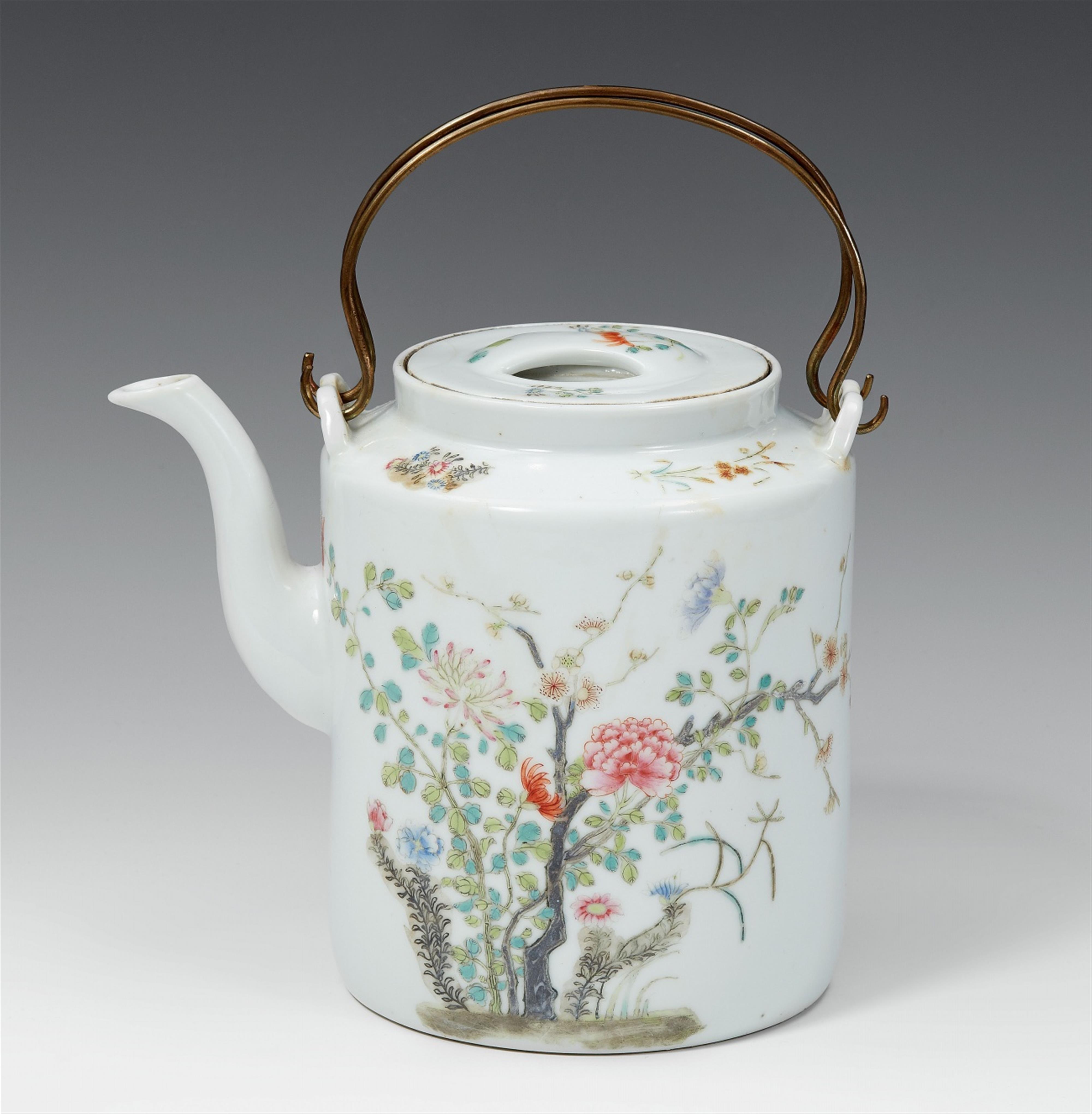 A famille rose teapot and cover. First half 20th century - image-1