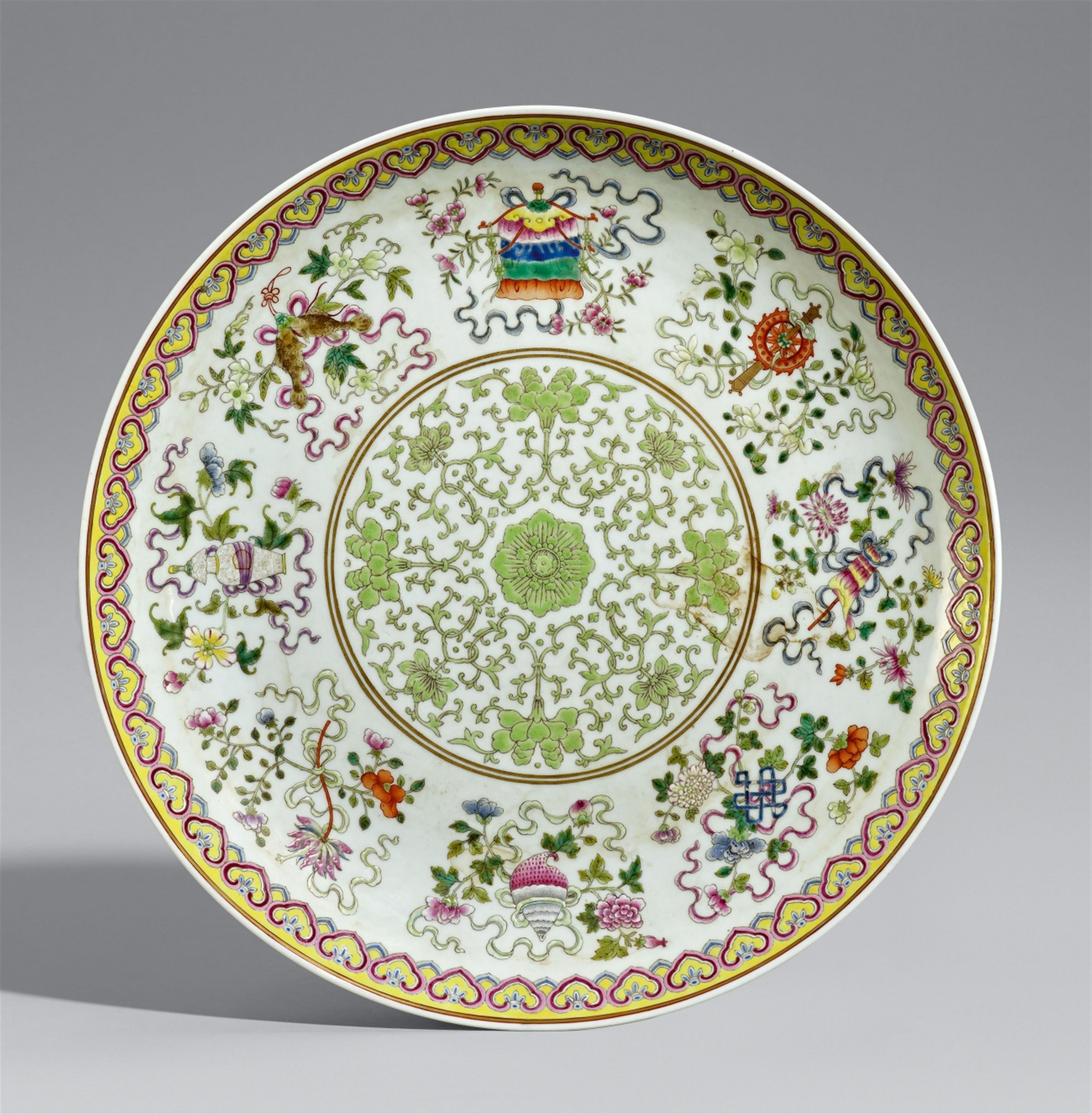 A large famille rose saucer dish. 20th century - image-1