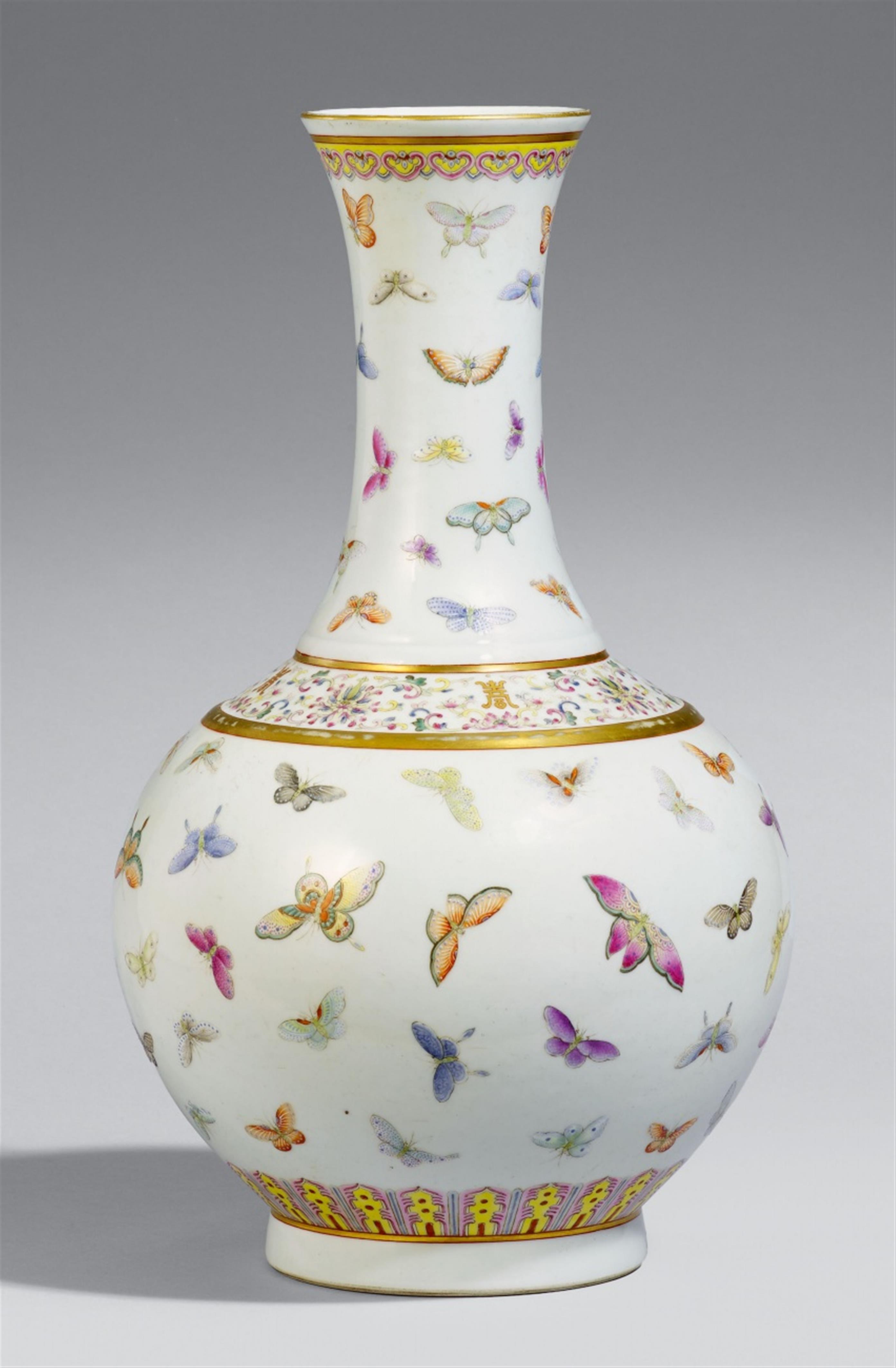 A famille rose butterfly vase. 20th century - image-1