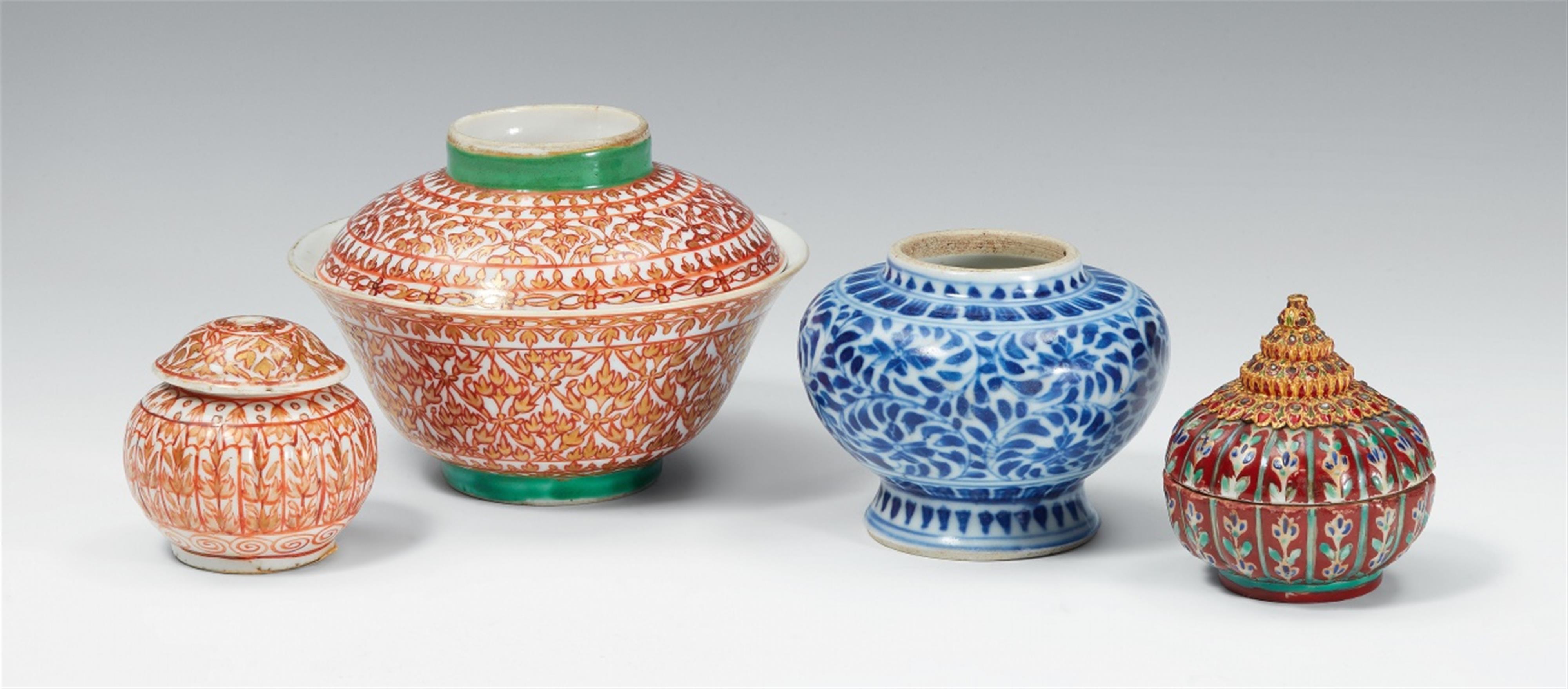 A covered bowl, two cosmetic jars and a small blue and white jar for the Thai market. 18th to 19th century - image-1