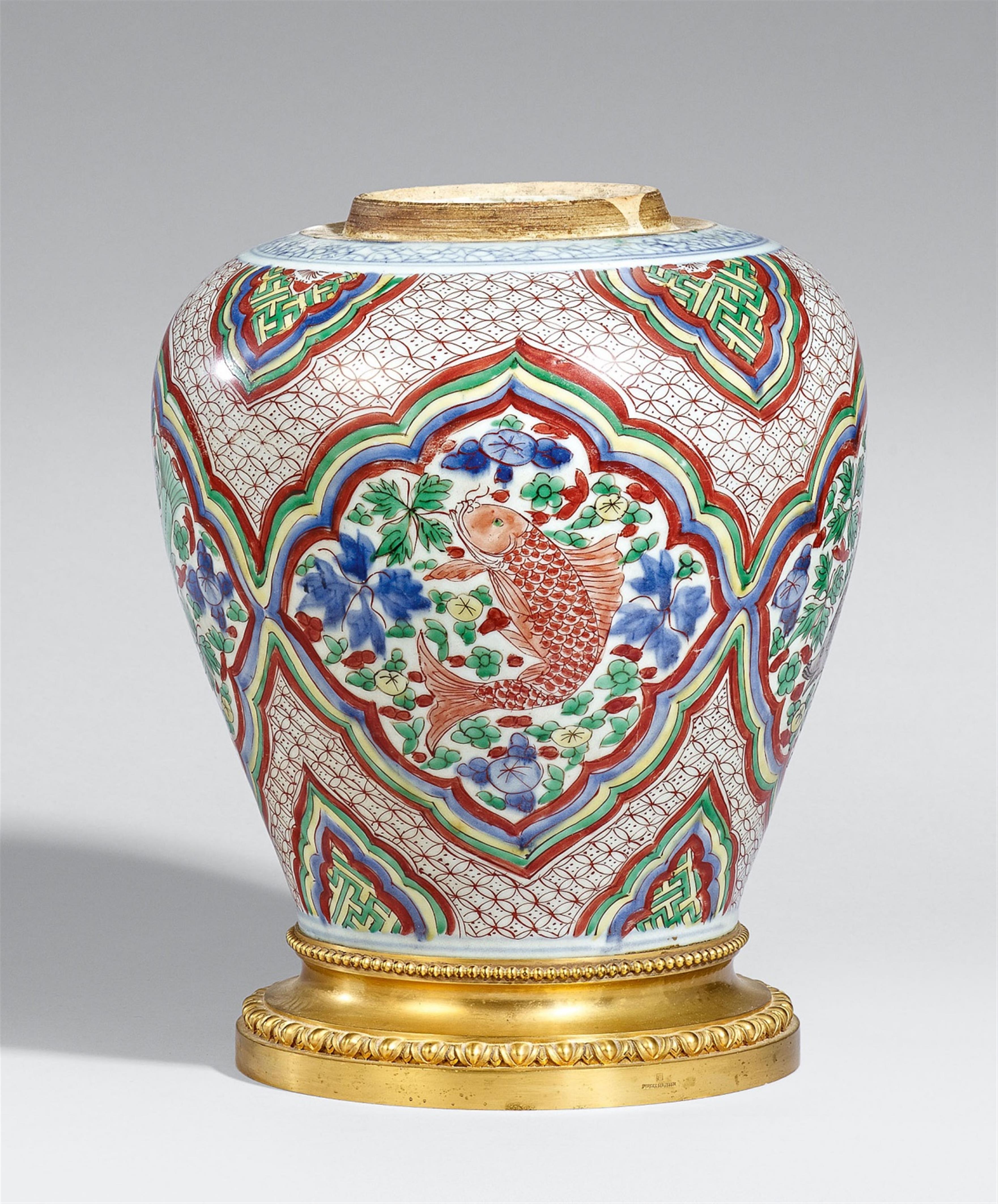 An ormolu-mounted wucai jar. Kangxi period (1662-1722) - image-1