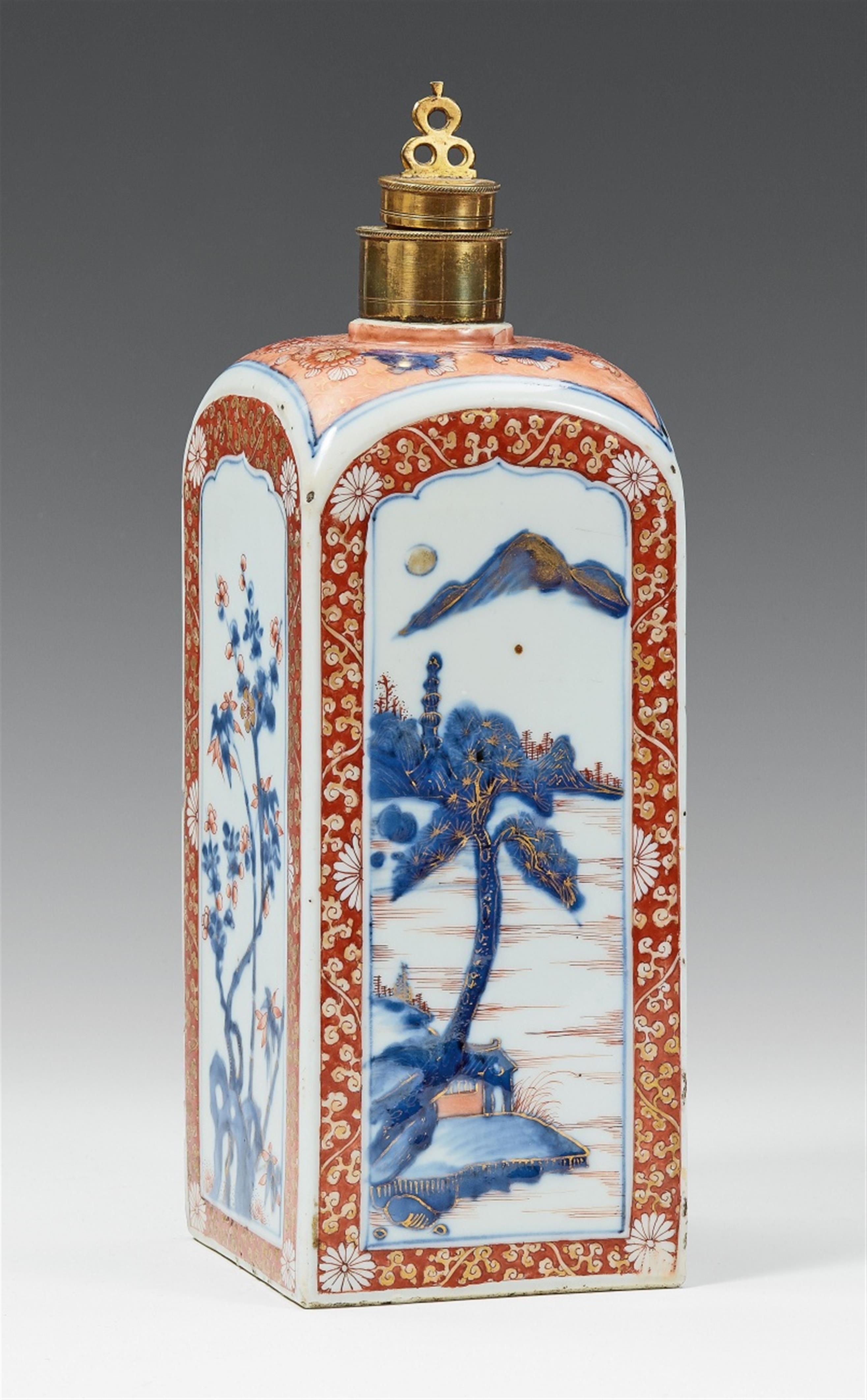 A Chinese Imari square-sided bottle. Kangxi period (1662-1722) - image-1