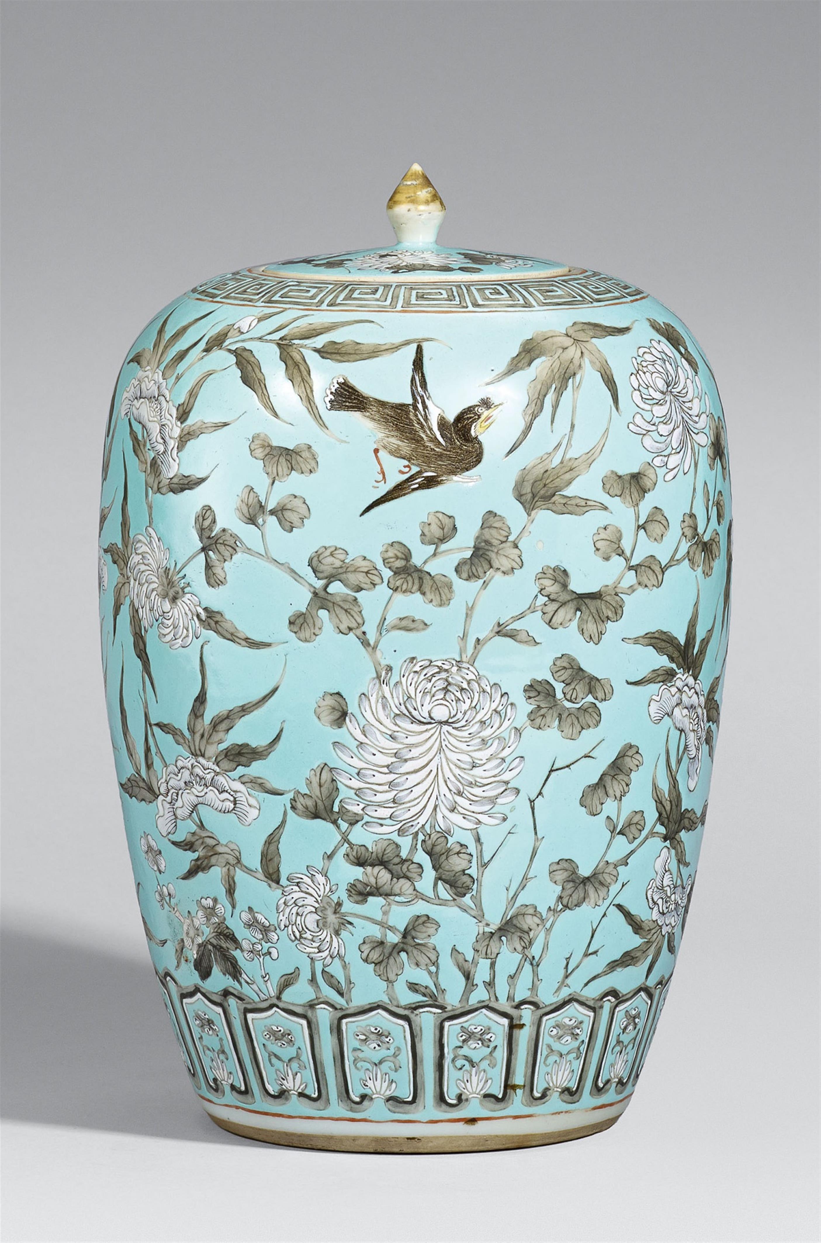 An ovoid covered vase. 19th/20th century - image-1