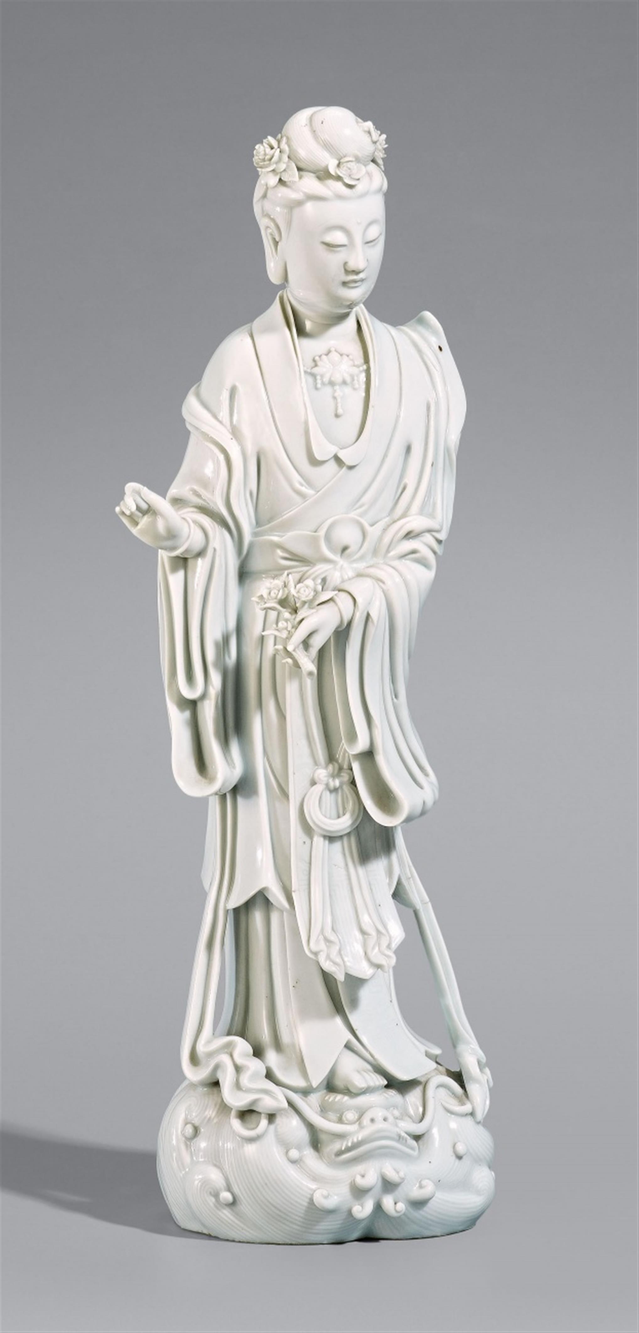 Blanc de Chine-Figur der Guanyin. Dehua. 20. Jh. - image-1