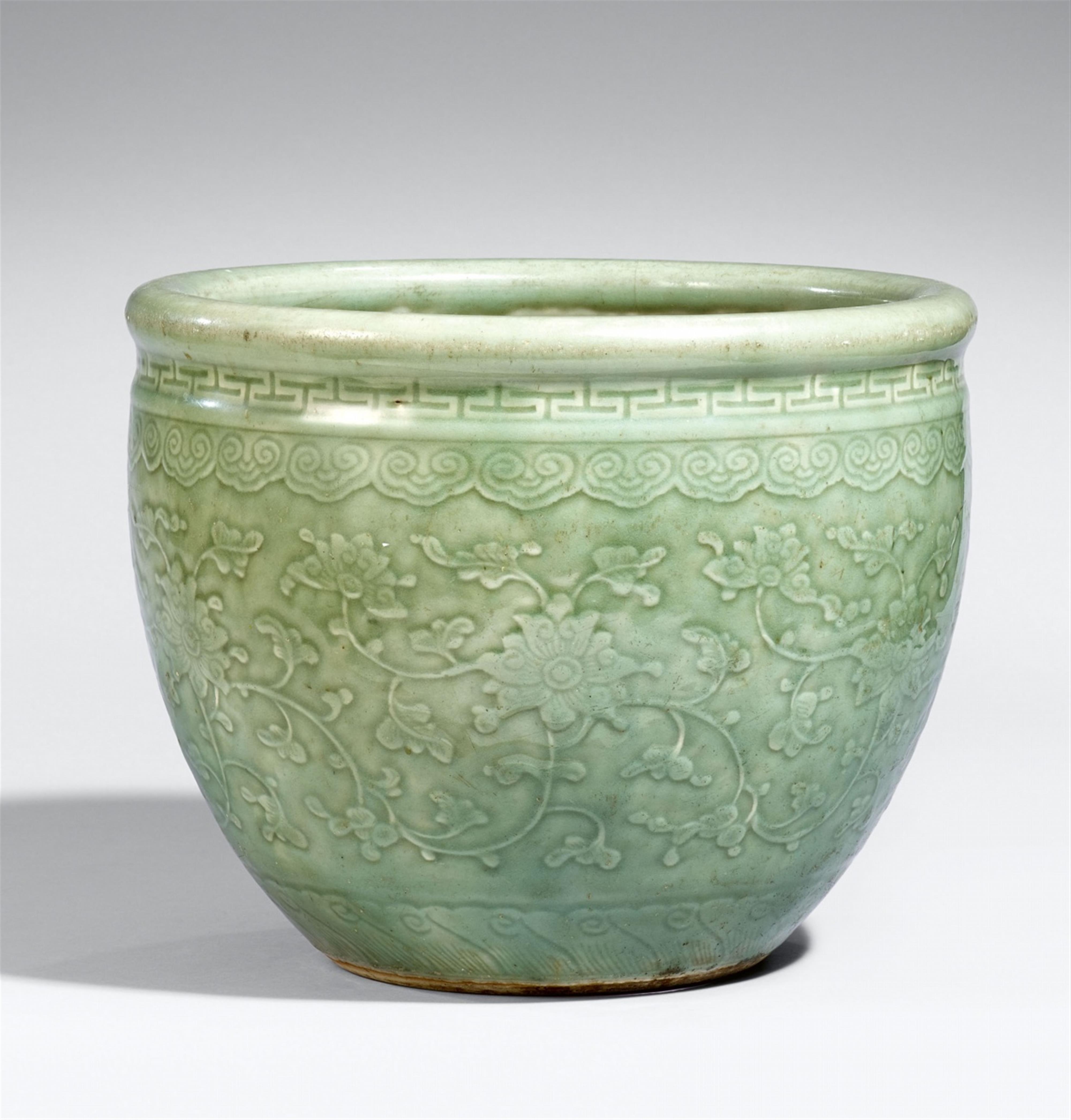 A Longquan celadon-glazed fish bowl. 18th/19th century - image-1