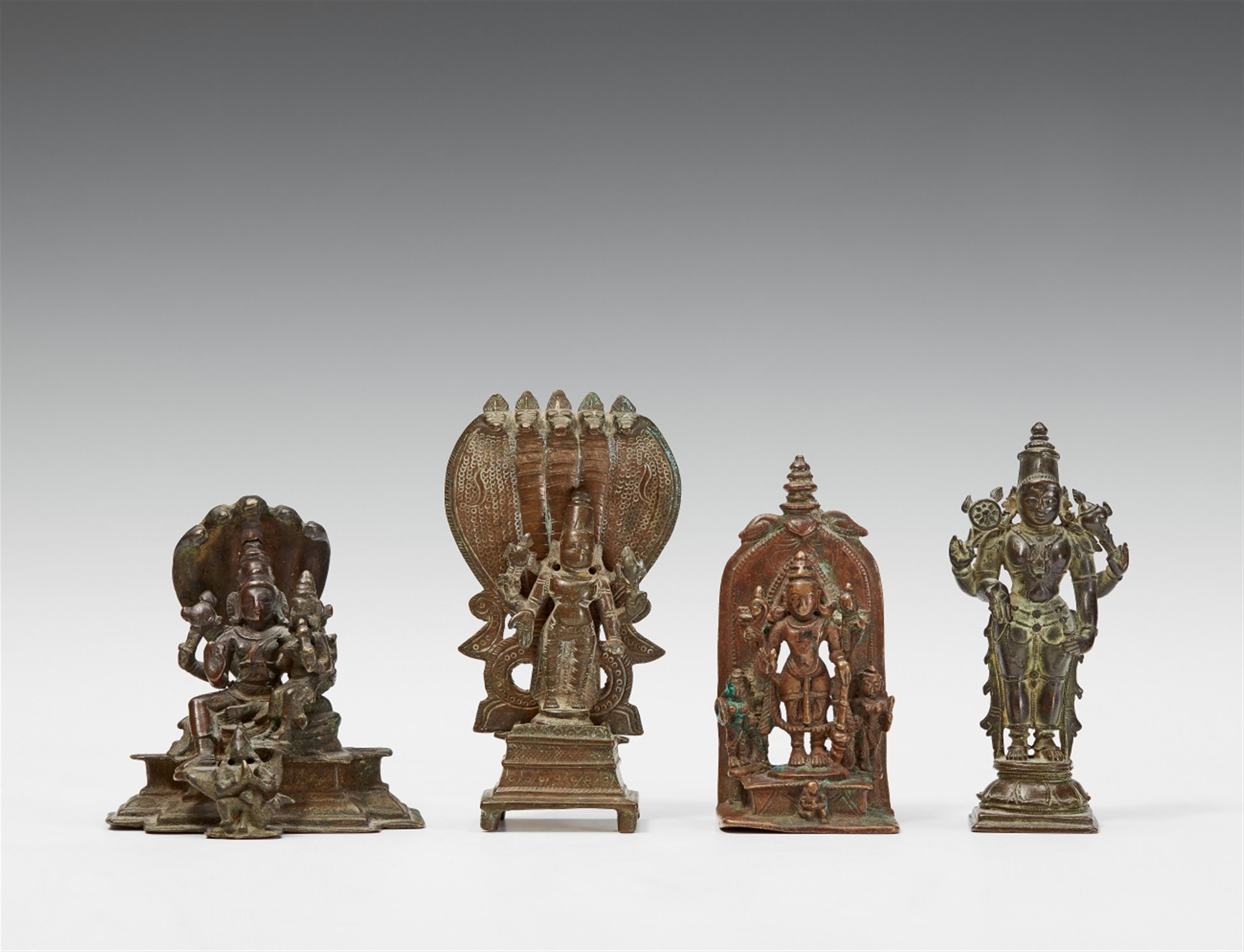 Drei Altäre des vierarmigen Vishnu und eine Figur des Vishnu. Bronze. Südindien. 17./19. Jh. - image-1