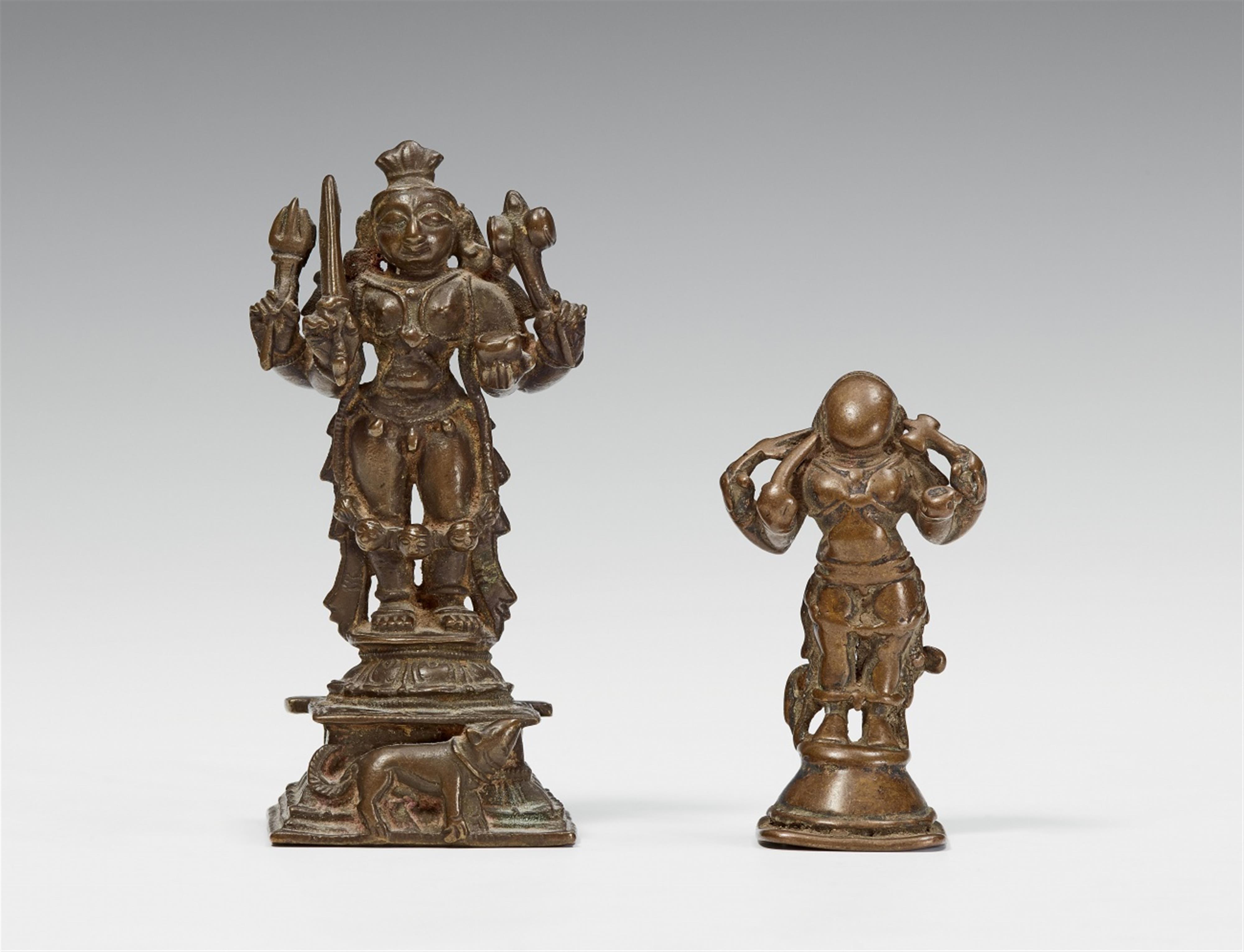 Zwei Figuren des vierarmigen Bhairava. Kupferlegierung. Südindien. 17./19. Jh. - image-1