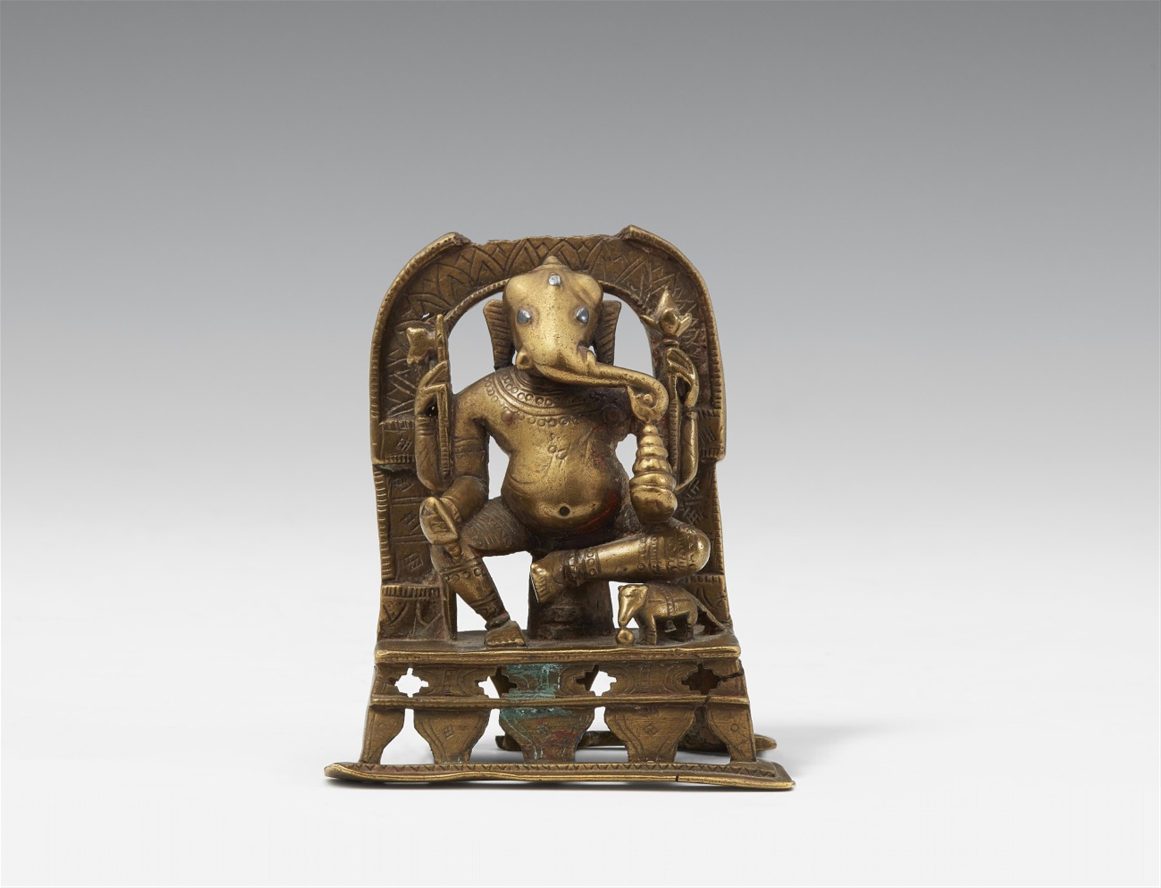 Jain-Altar des Ganesha. Messingfarbene Bronze mit Einlagen aus Silber. Westindien, Gujarat/Rajasthan. Datiert 1458 - image-2