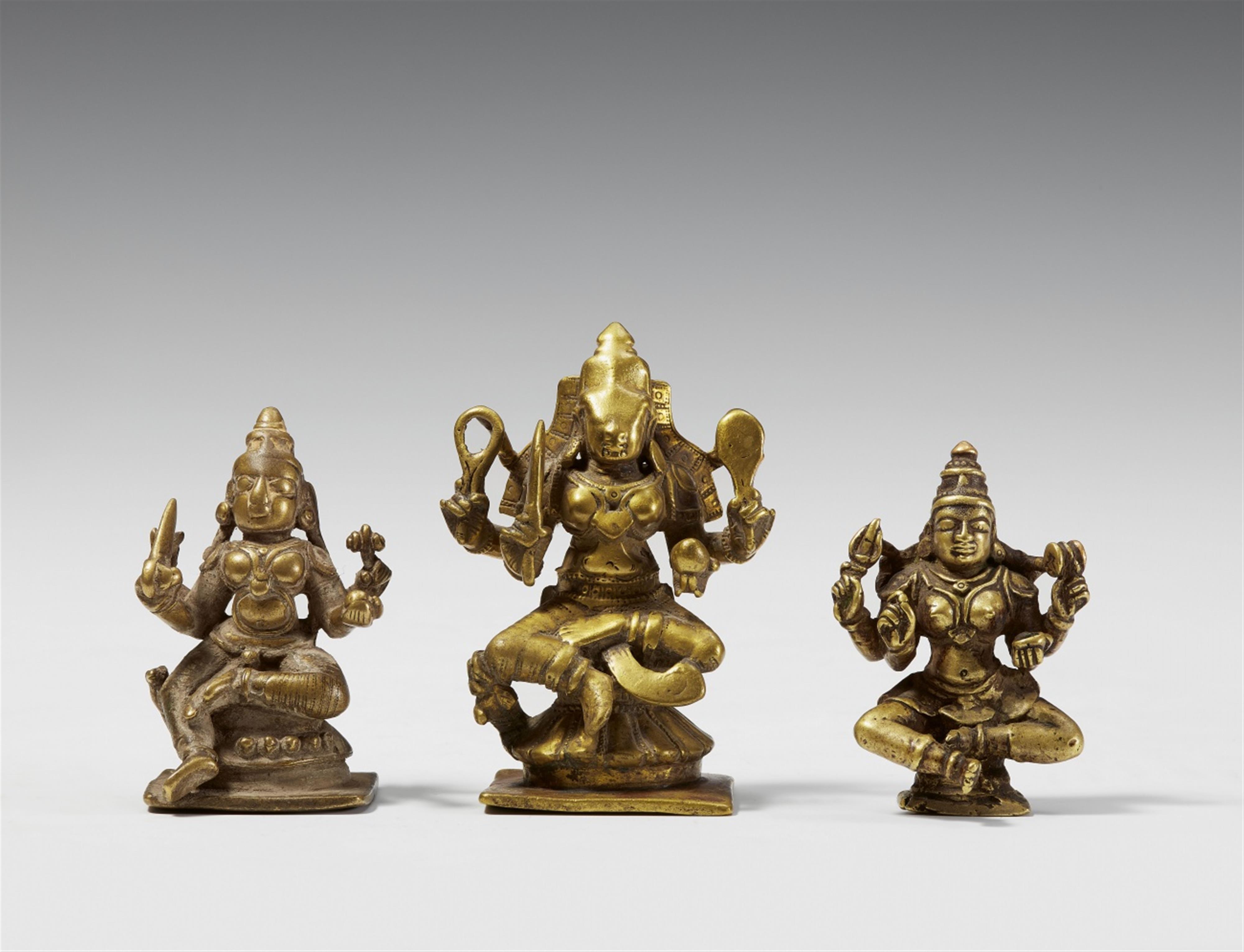 Three Maharashtra yellow brass figures of the four-armed Durga. 17th/19th century - image-1