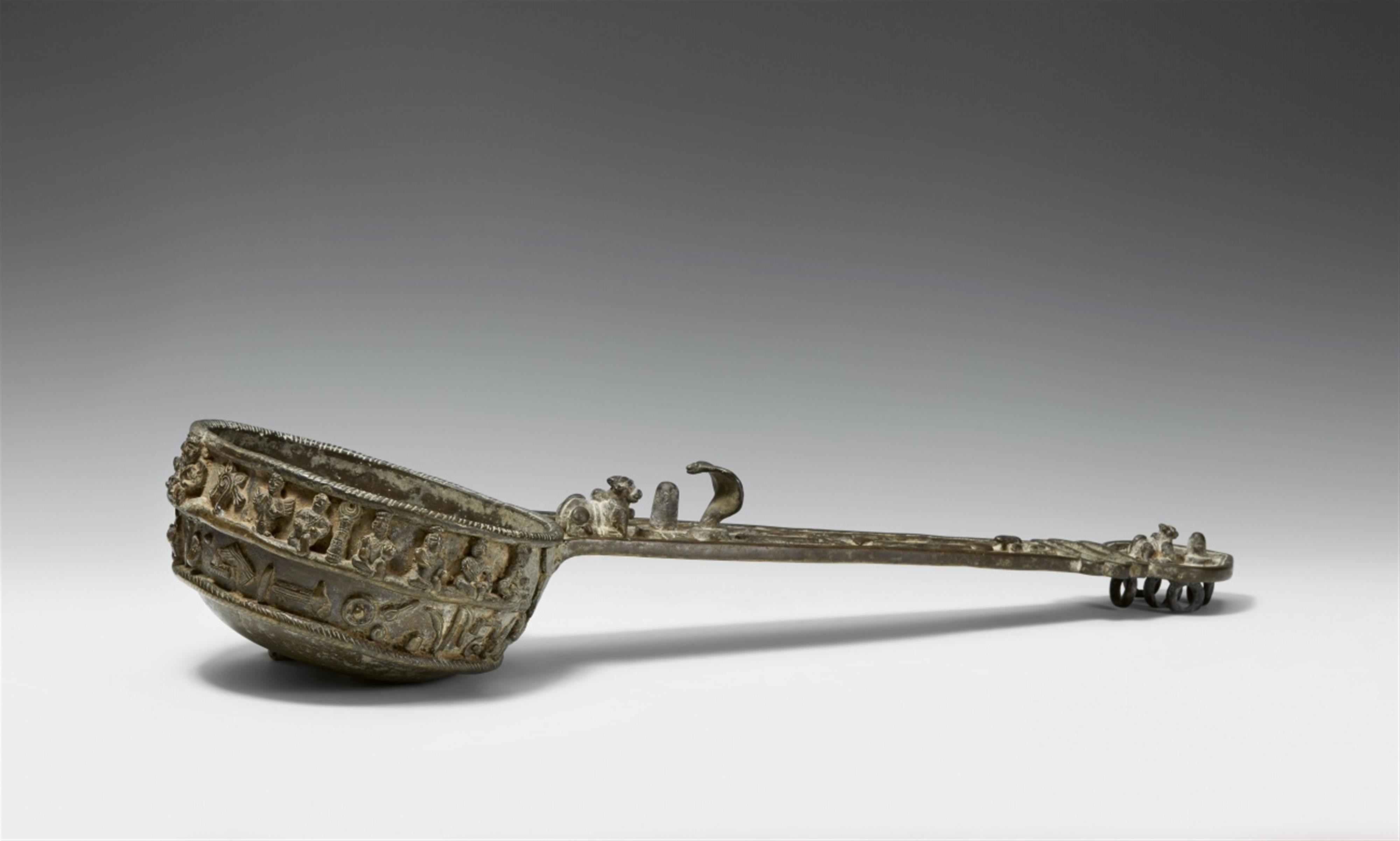 A large Maharashtra/Karnataka copper alloy ritual ladle. 19th century - image-2