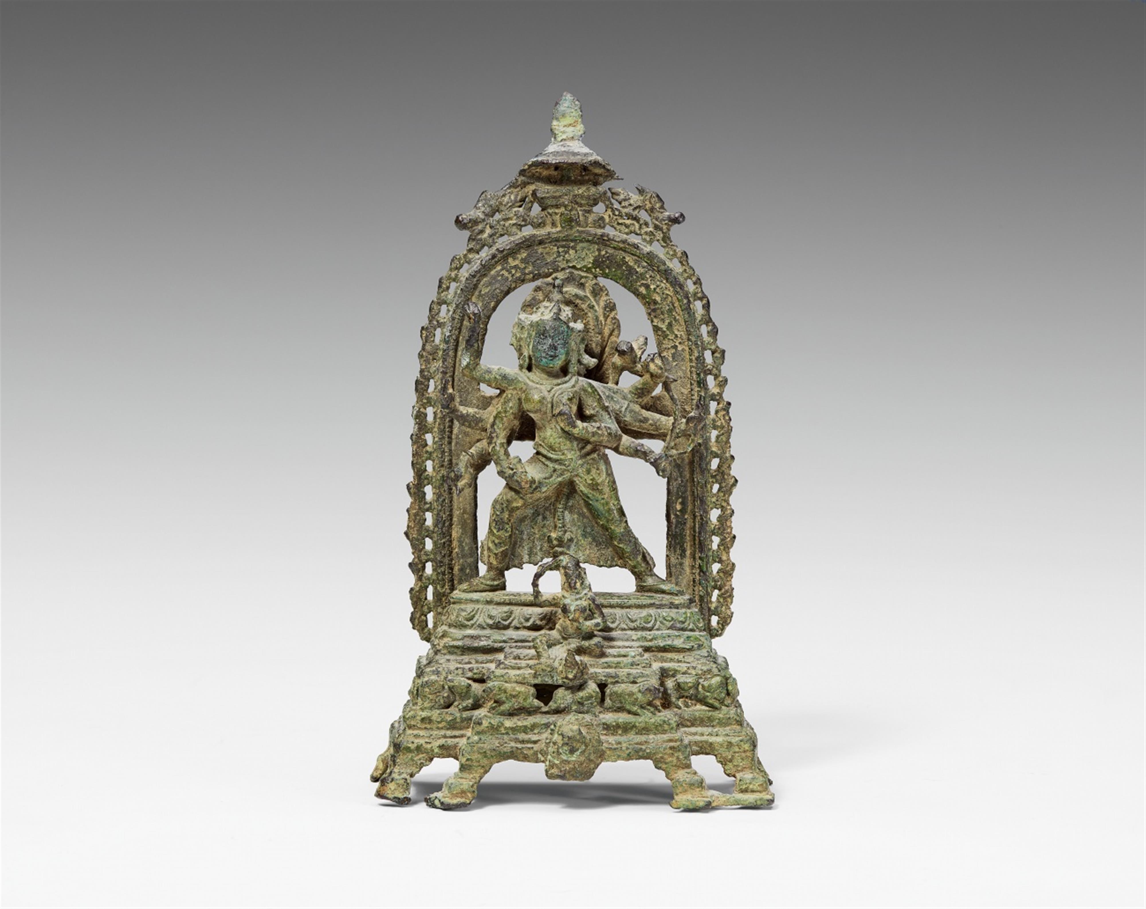 Achtarmige und dreigesichtige Marichi. Bronze. Nordost-Indien, Bihar, Nalanda. 10./11. Jh. - image-1