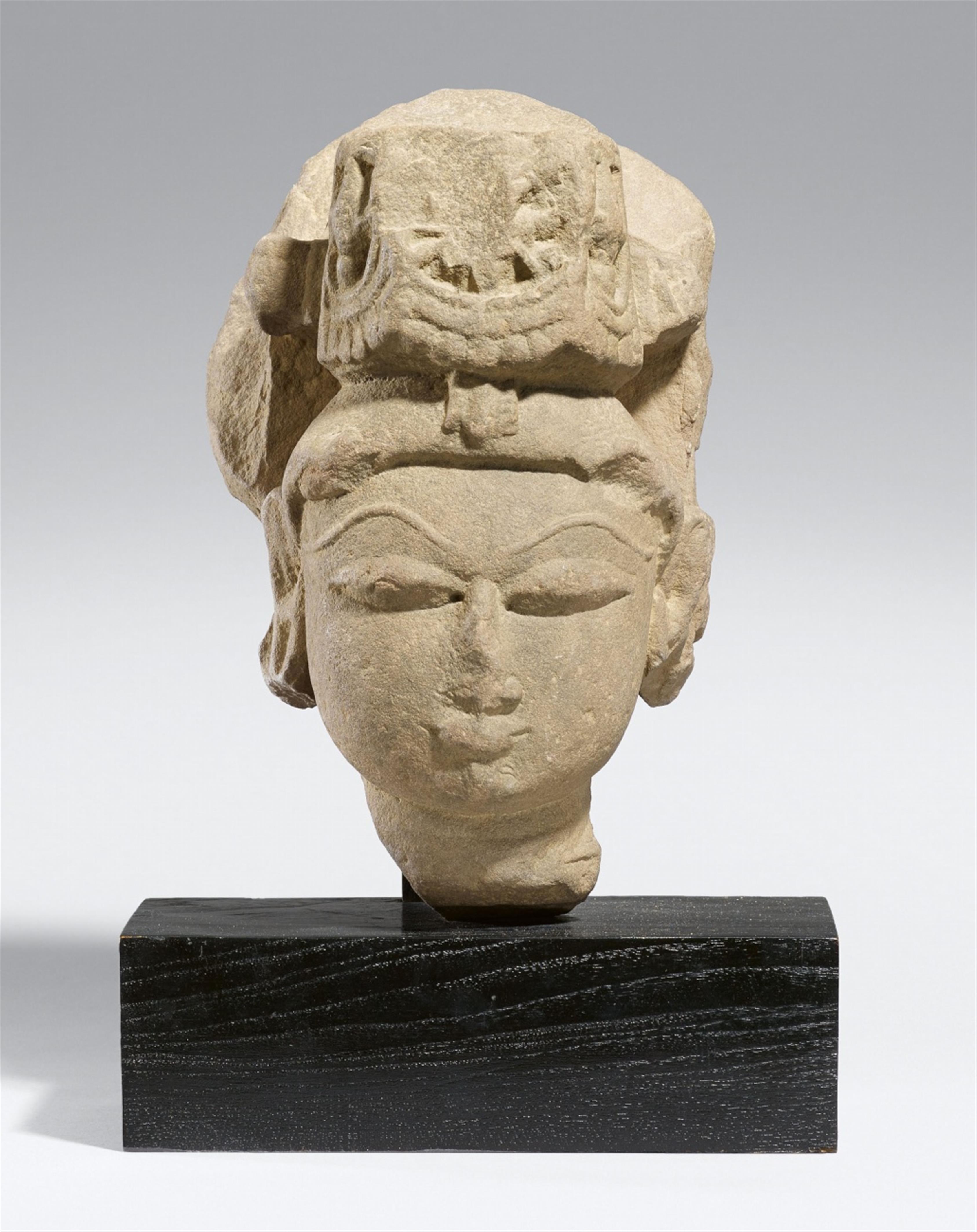 A Central Indian sandstone head of Vishnu. 10th/12th century - image-1