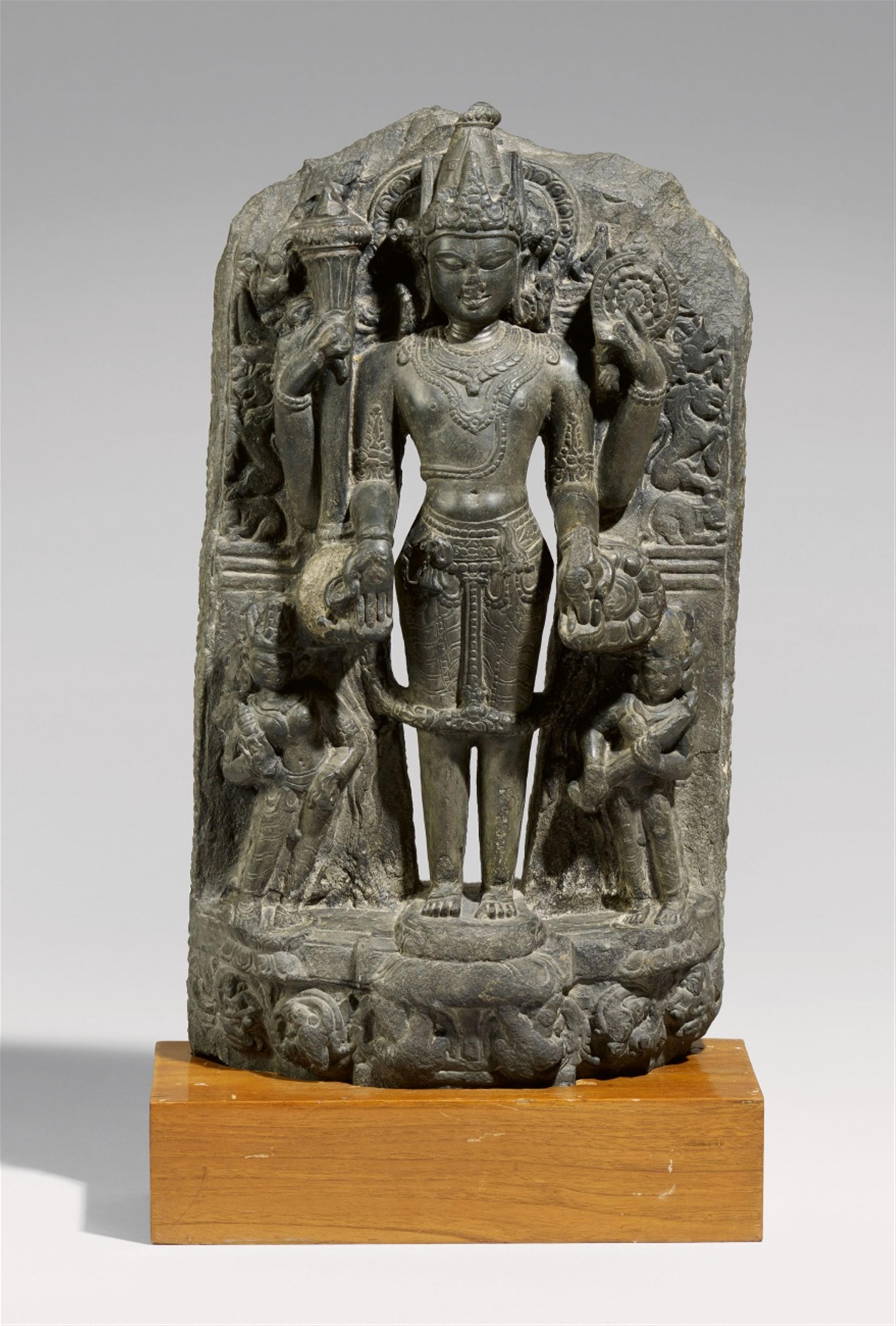 A Bengali black stone stele of Vishnu. Pala dynasty, 12th century - image-1