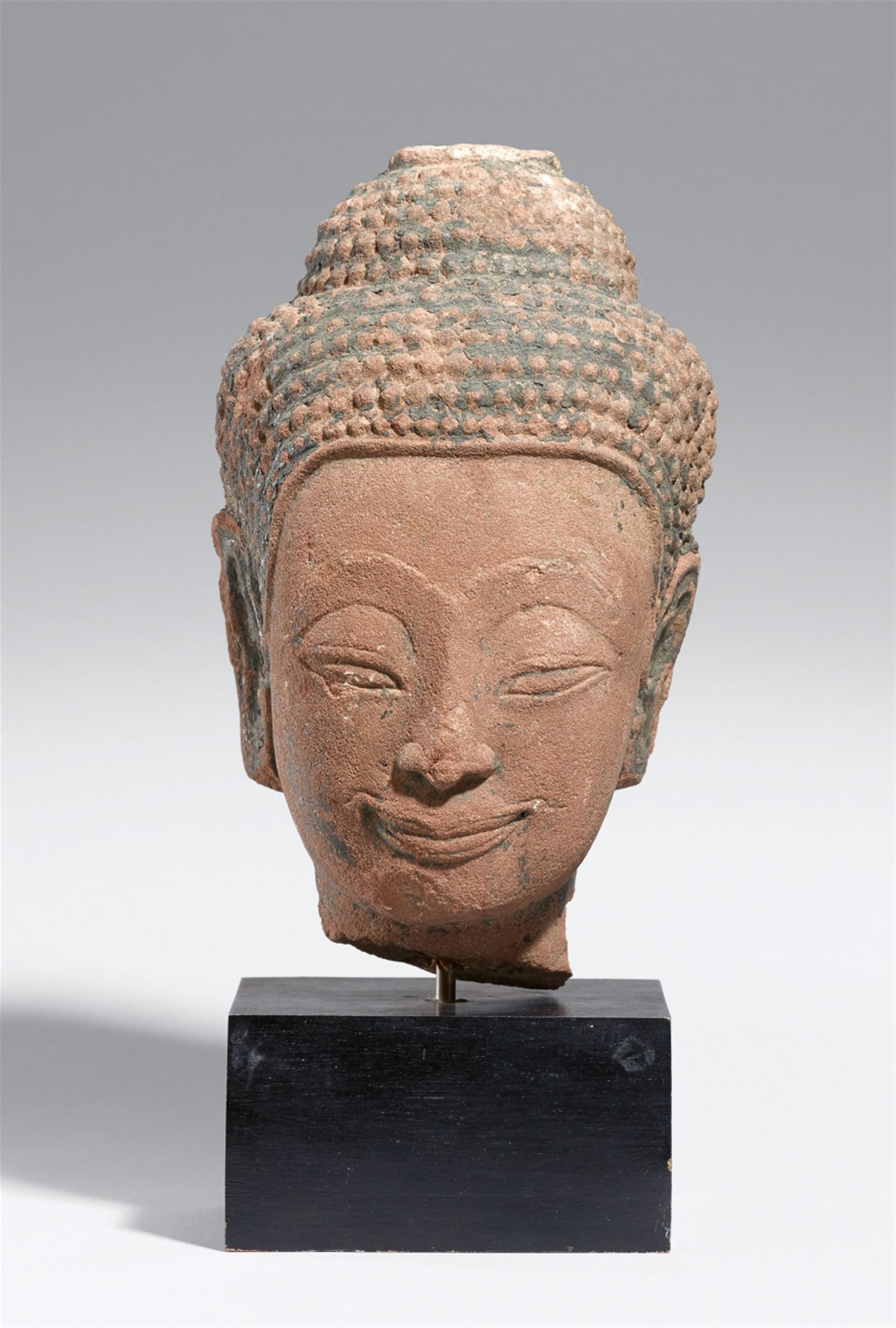 Buddha-Kopf. Roter Sandstein. Thailand, Ayutthaya-Stil. Wohl 16. Jh. - image-1