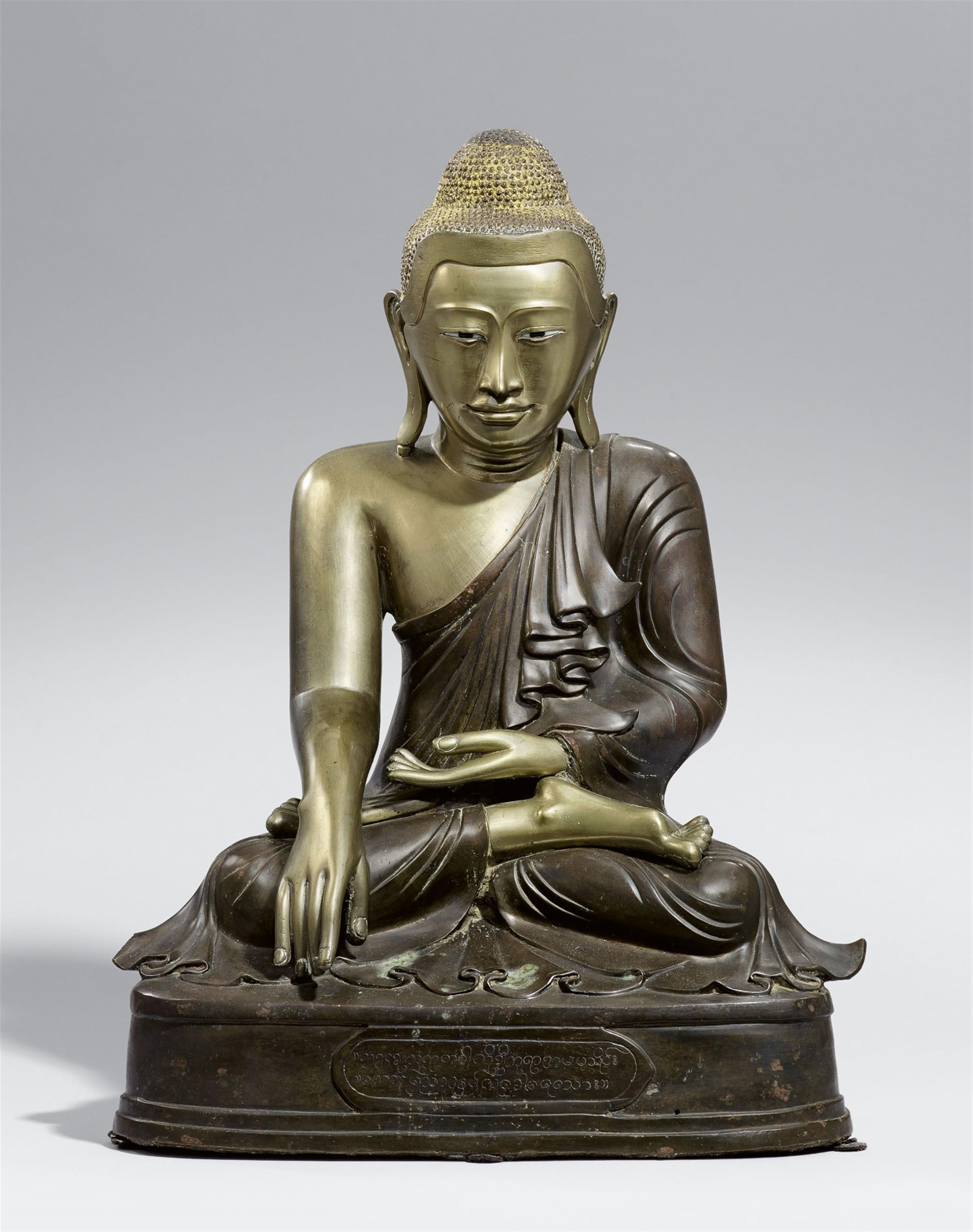 A large Mandalay bronze figure of Buddha Shakyamuni. 20th century - image-1