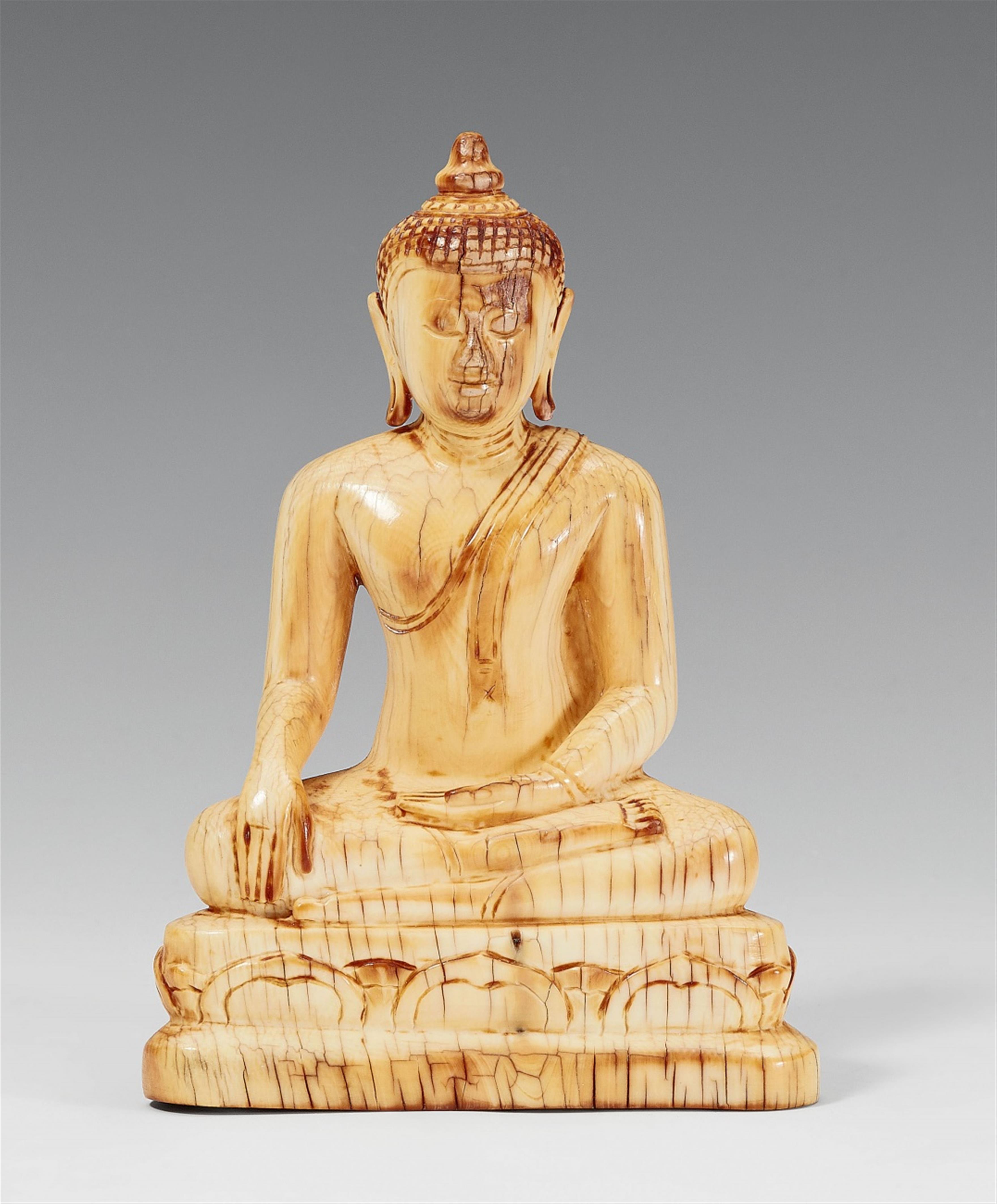 Buddha in maravijaya. Elfenbein. Nord-Thailand. 19. Jh. - image-1