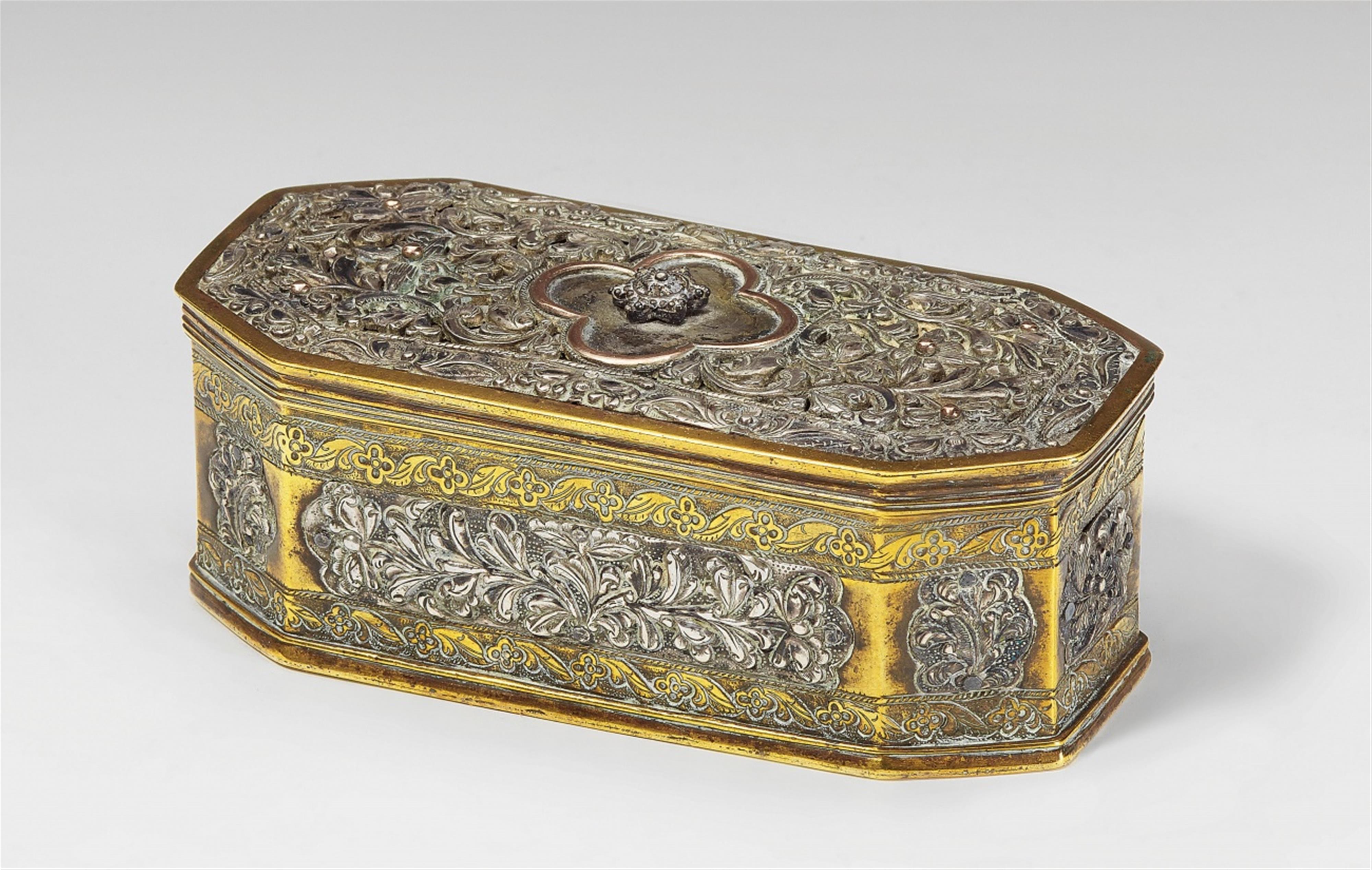 A small Southeast Asian brass and silver box for betel. 19th/early 20th century - image-1