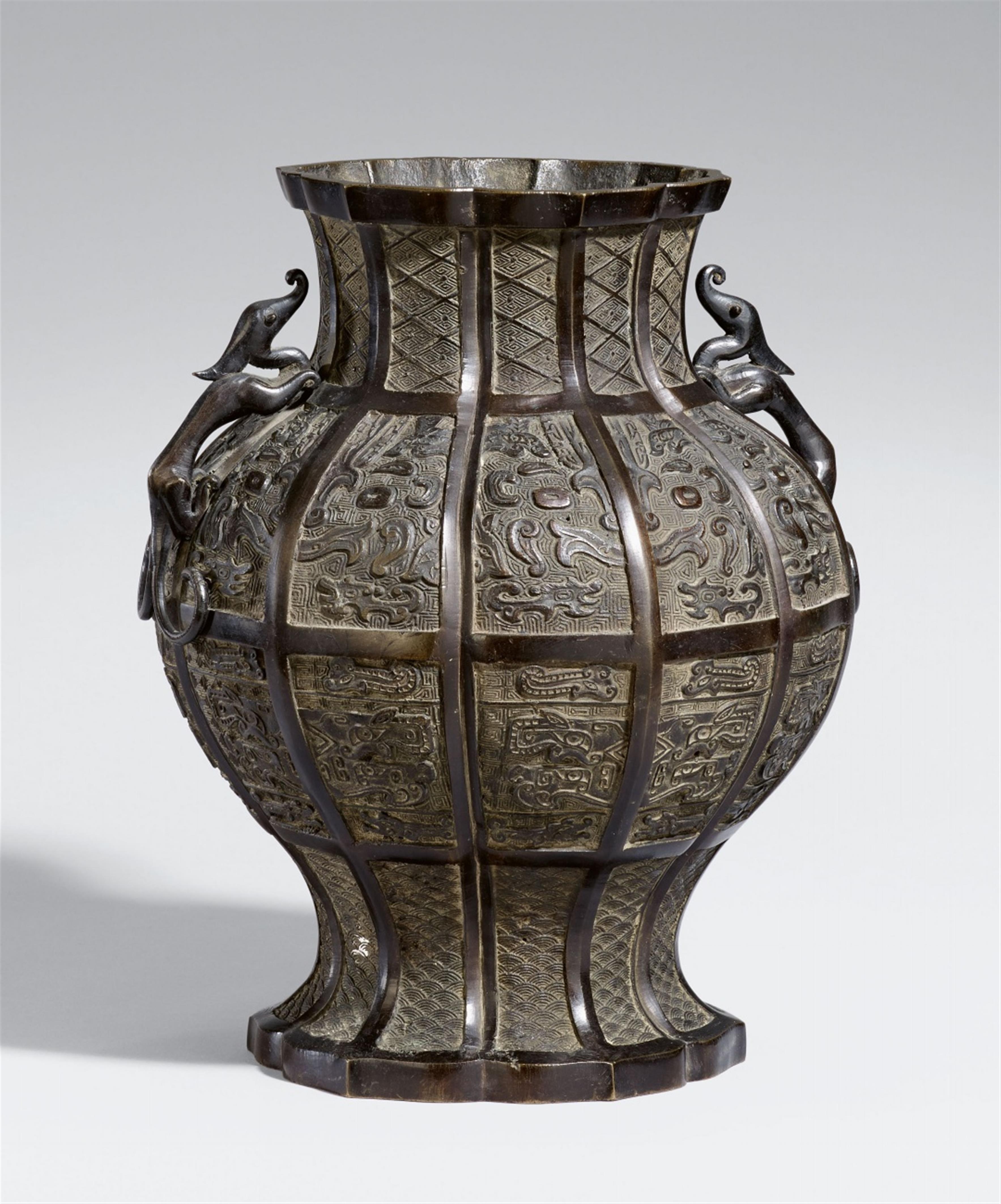 A large bronze vase. 19th century - image-1