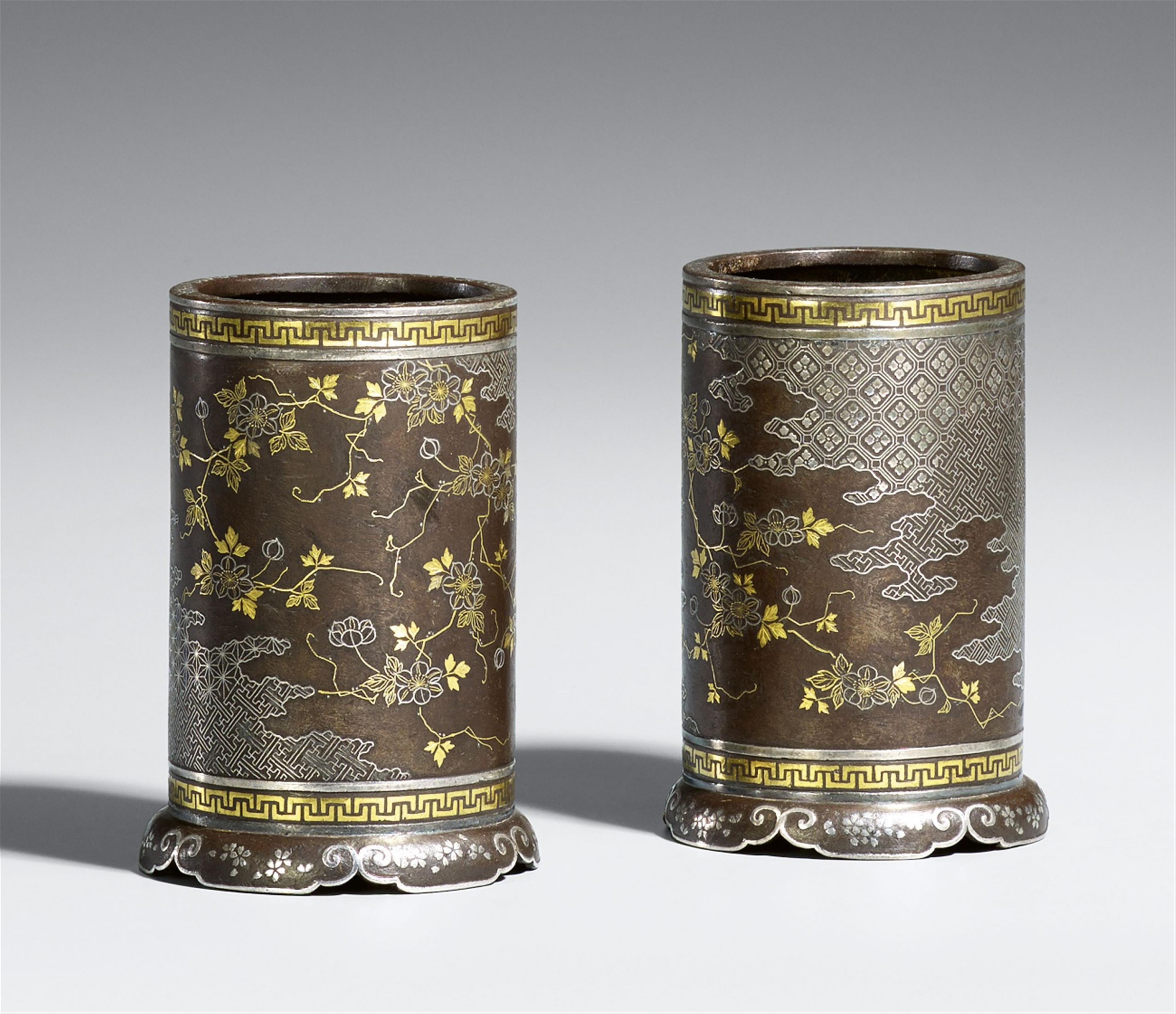 A pair of Komai iron vases. Late 19th century - image-1