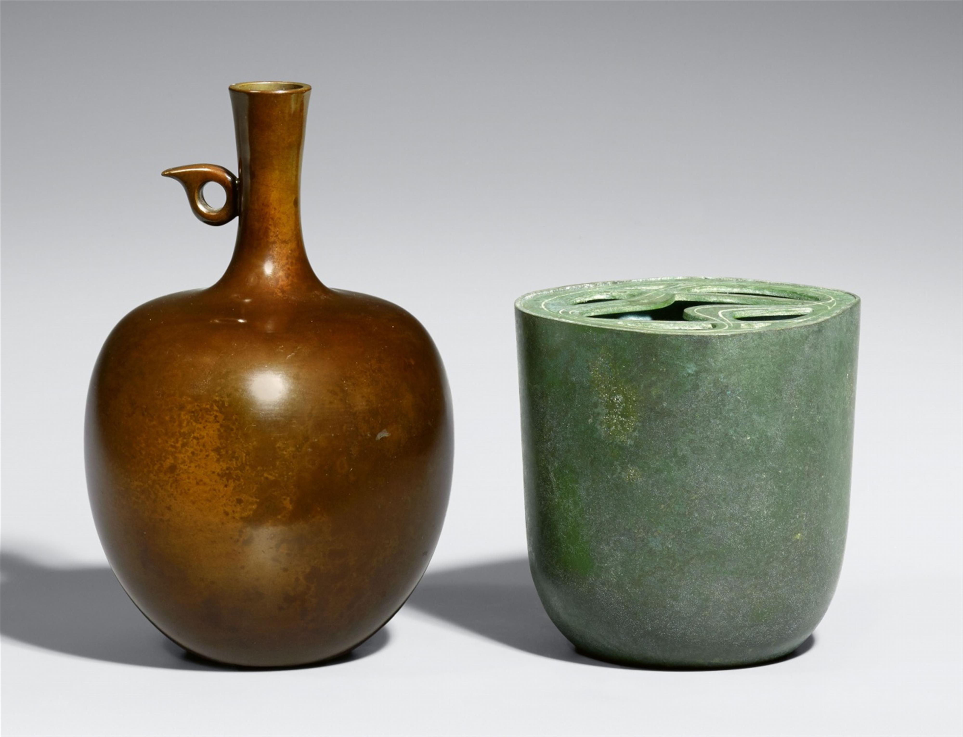 Two bronze vases. Second half 20th century - image-1