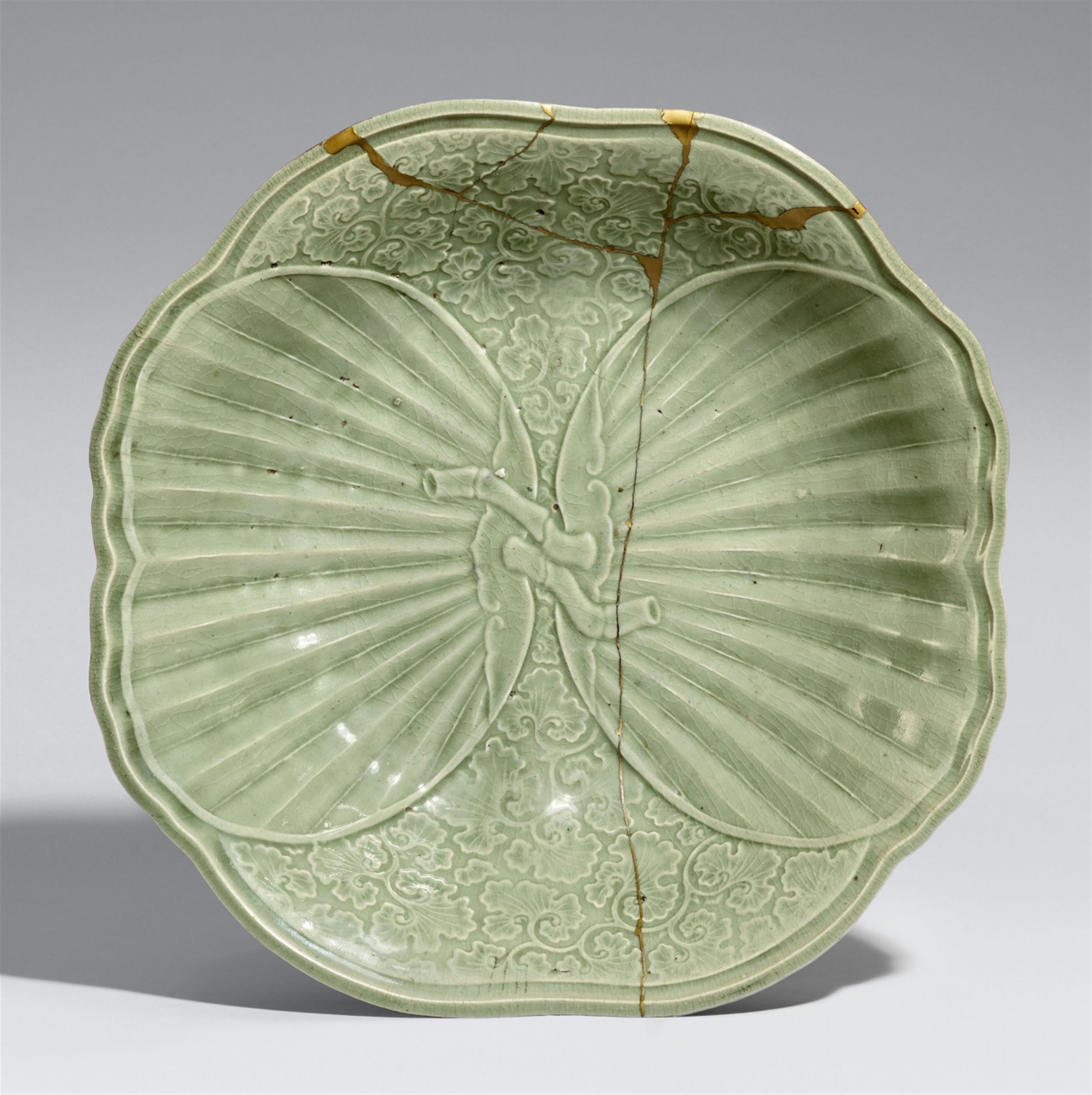 A large Arita celadon charger. 17th/18th century - image-1