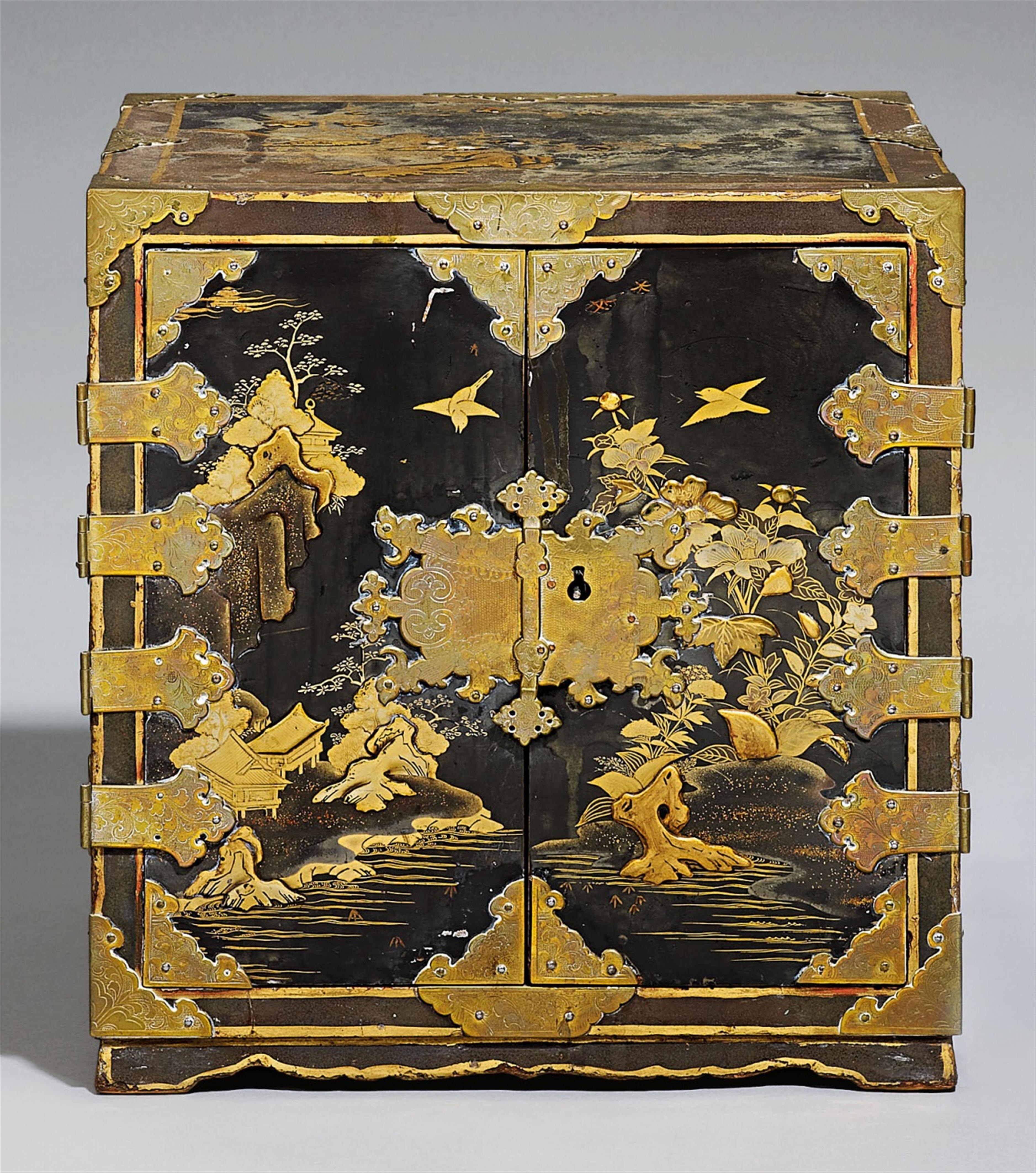 A lacquer cabinet. Late 17th century - image-1