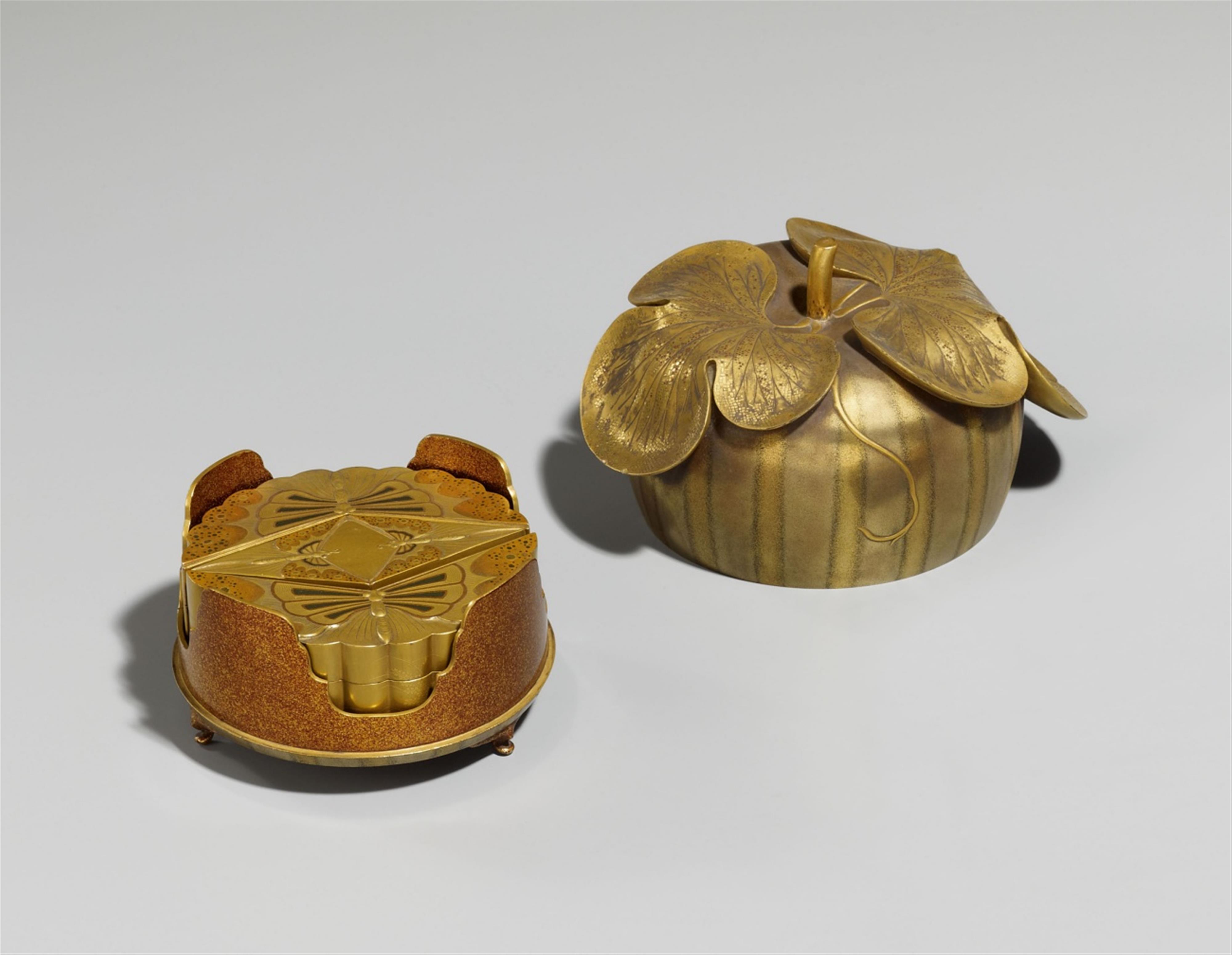 A maki-e lacquer container for three small kôgo. 19th century - image-1