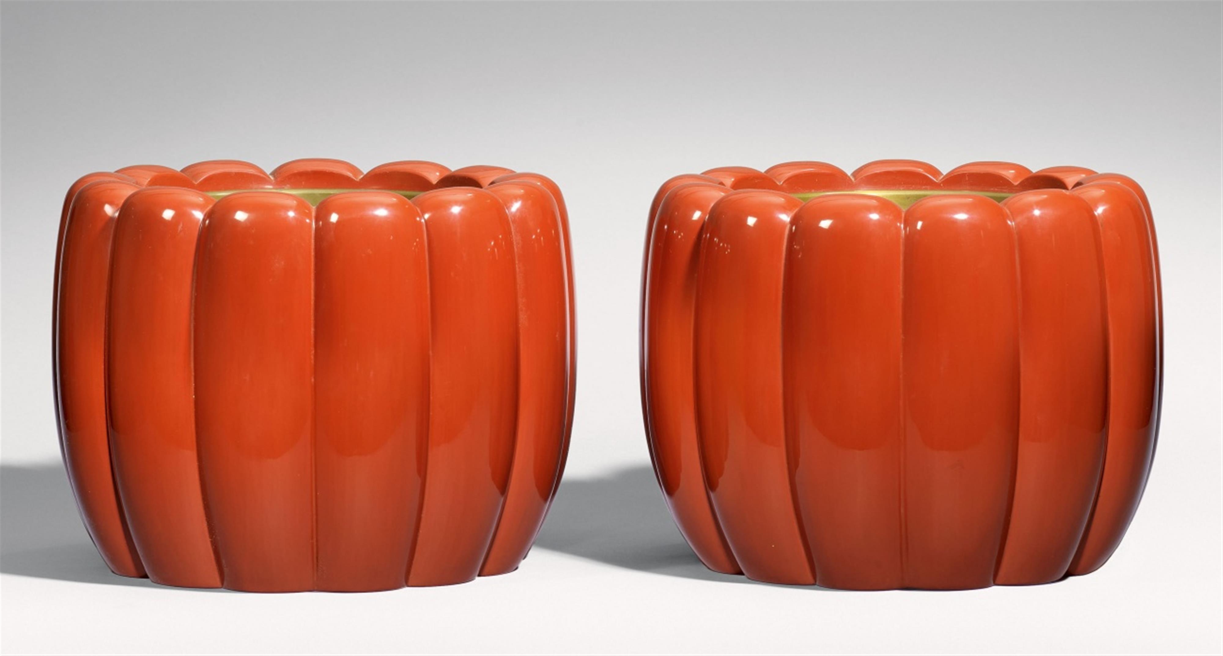 A pair of red lacquer chrysanthemum-shaped hibachi. First half 20th century - image-1