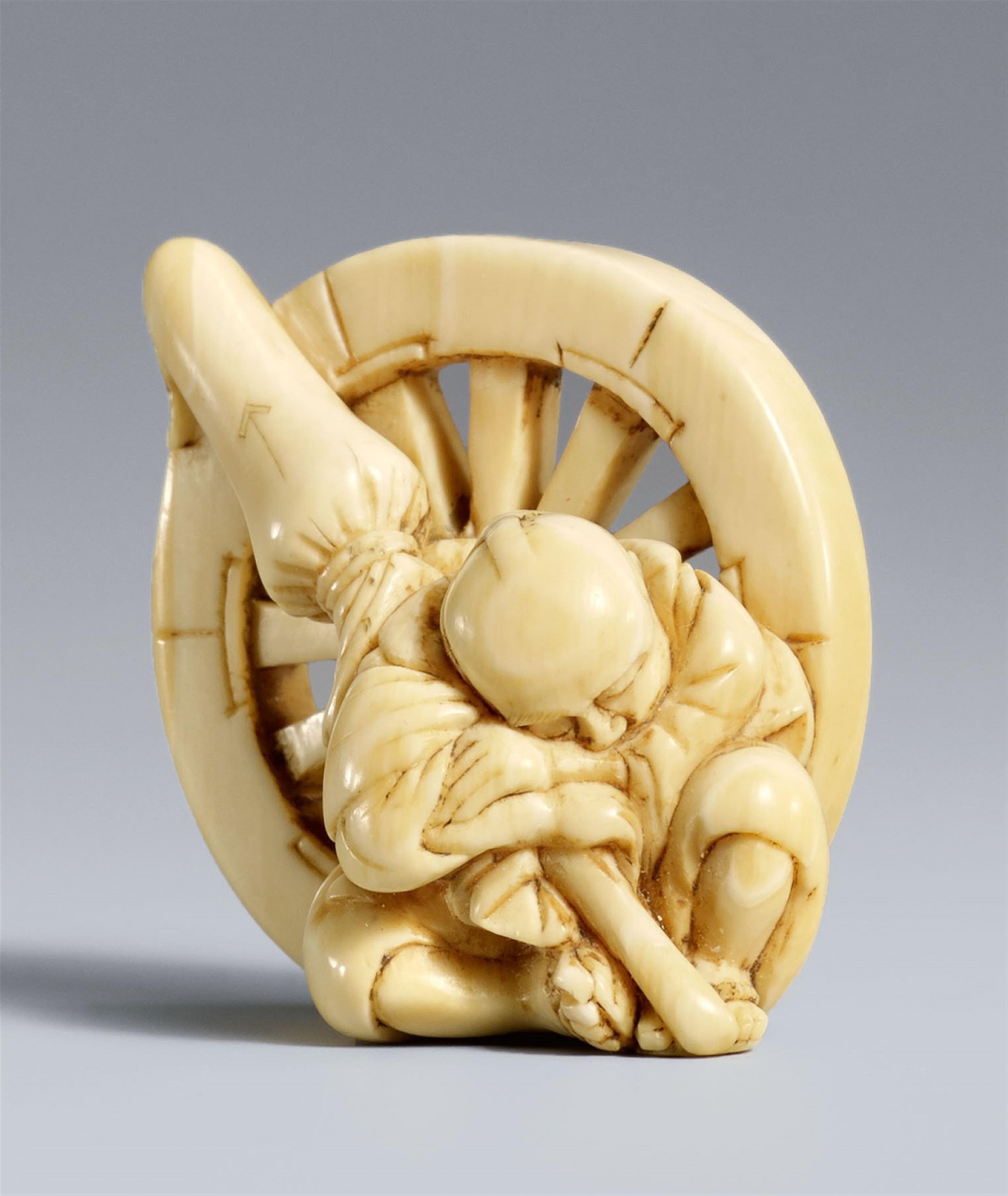 An ivory netsuke of a sleeping servant. Early 19th century - image-1