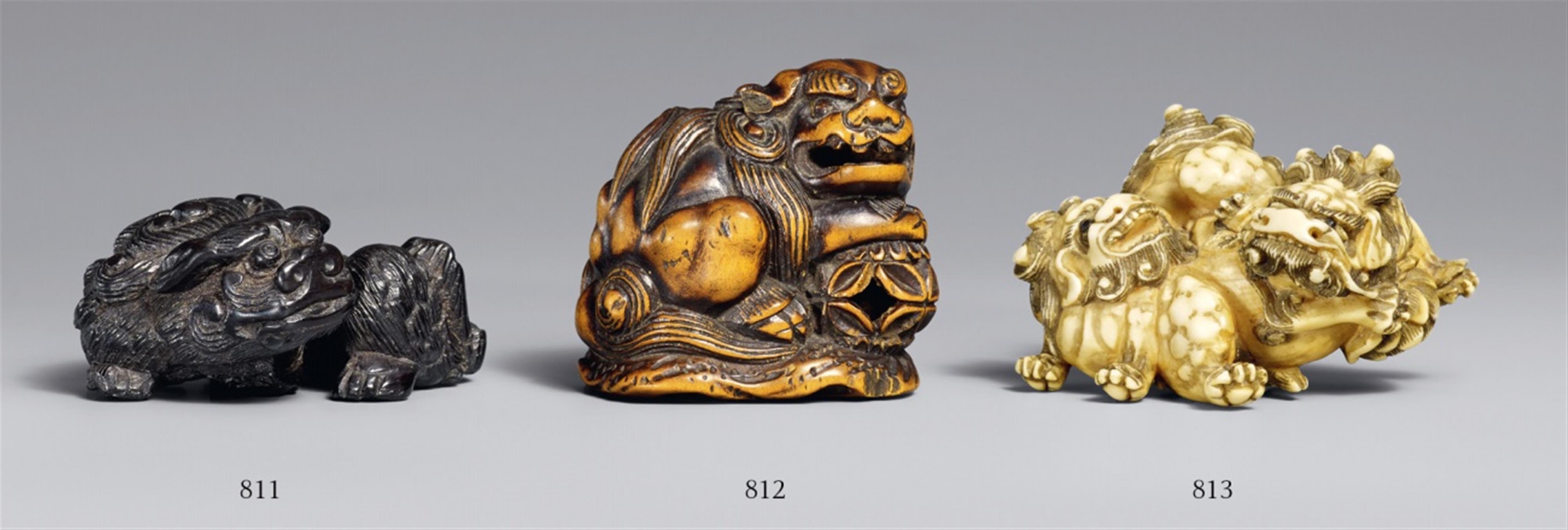 An ebony wood netsuke of a reclining shishi. Early 19th century - image-1