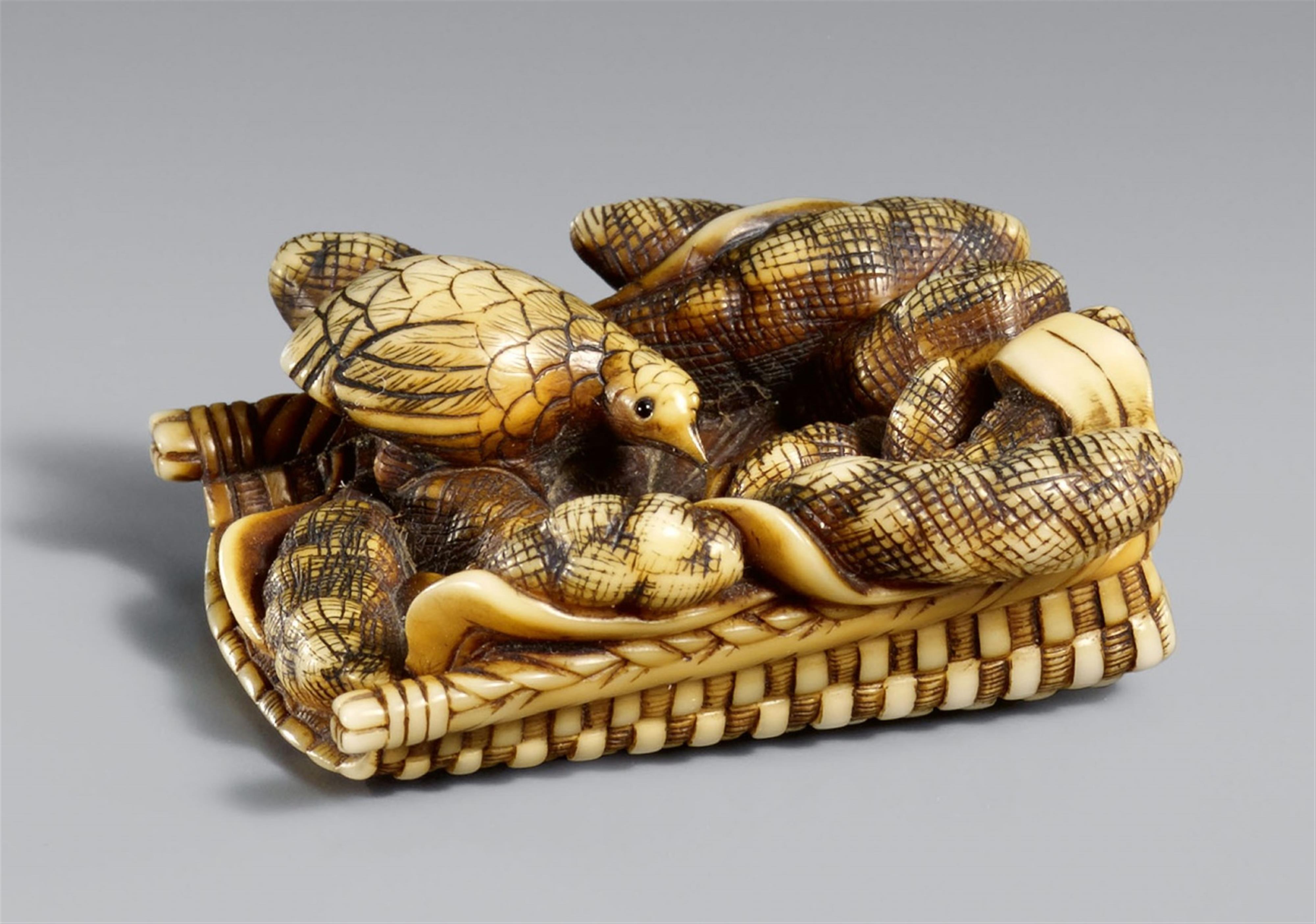 An ivory netsuke of a small quail in a winnow. Mid-19th century - image-1