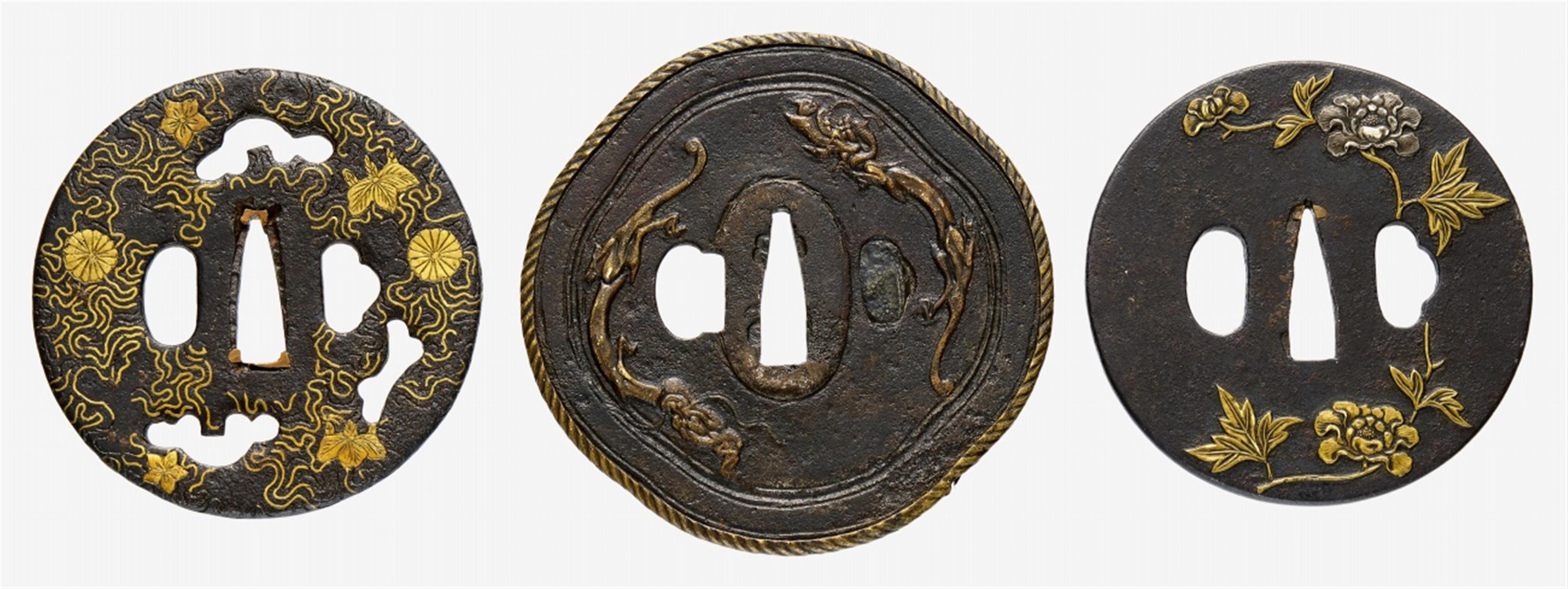 Drei Eisen-tsuba mit Einlagen aus sentoku. Edo-Zeit - image-1