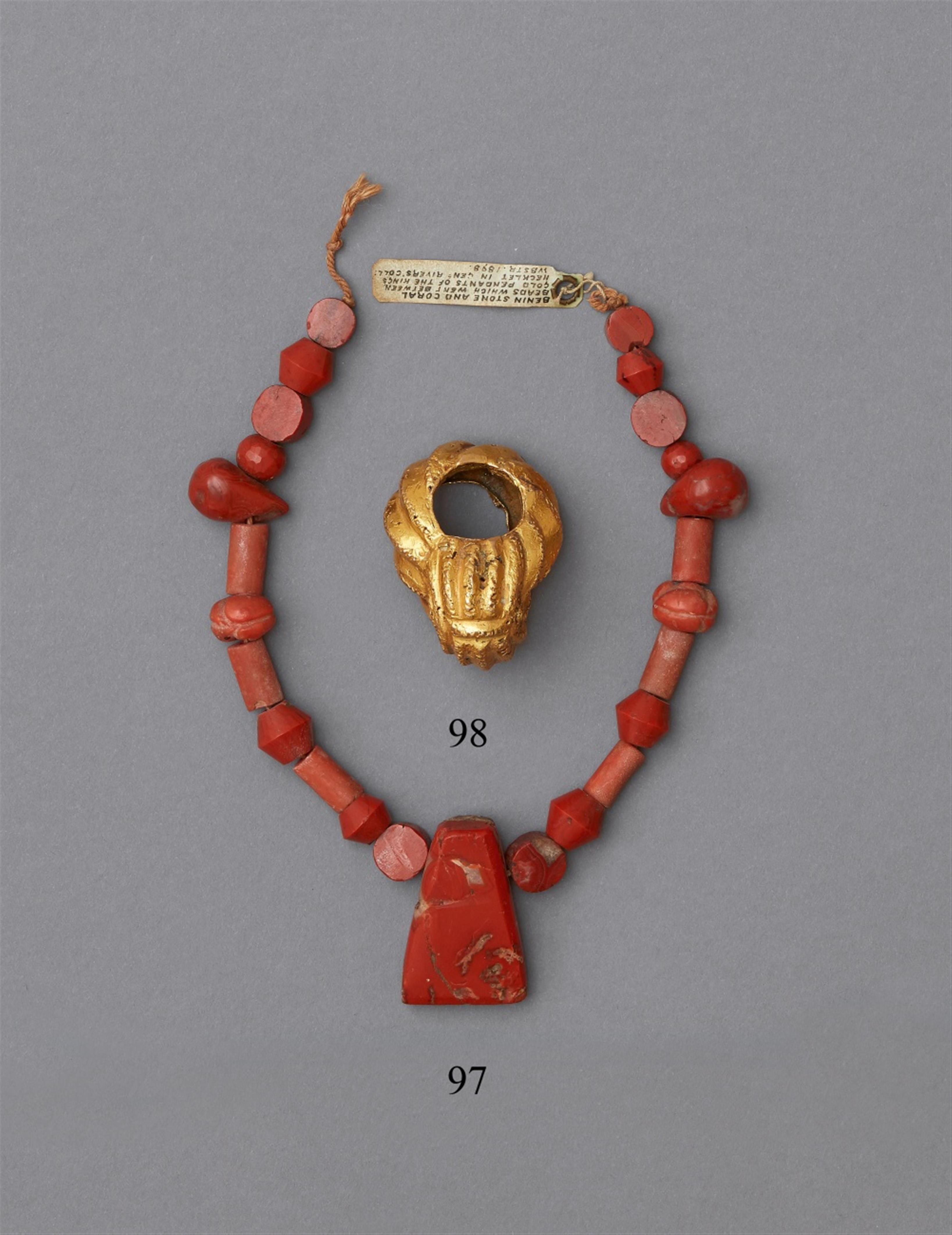 NECKLACE OF AGATE AND CORAL BEADS - image-1