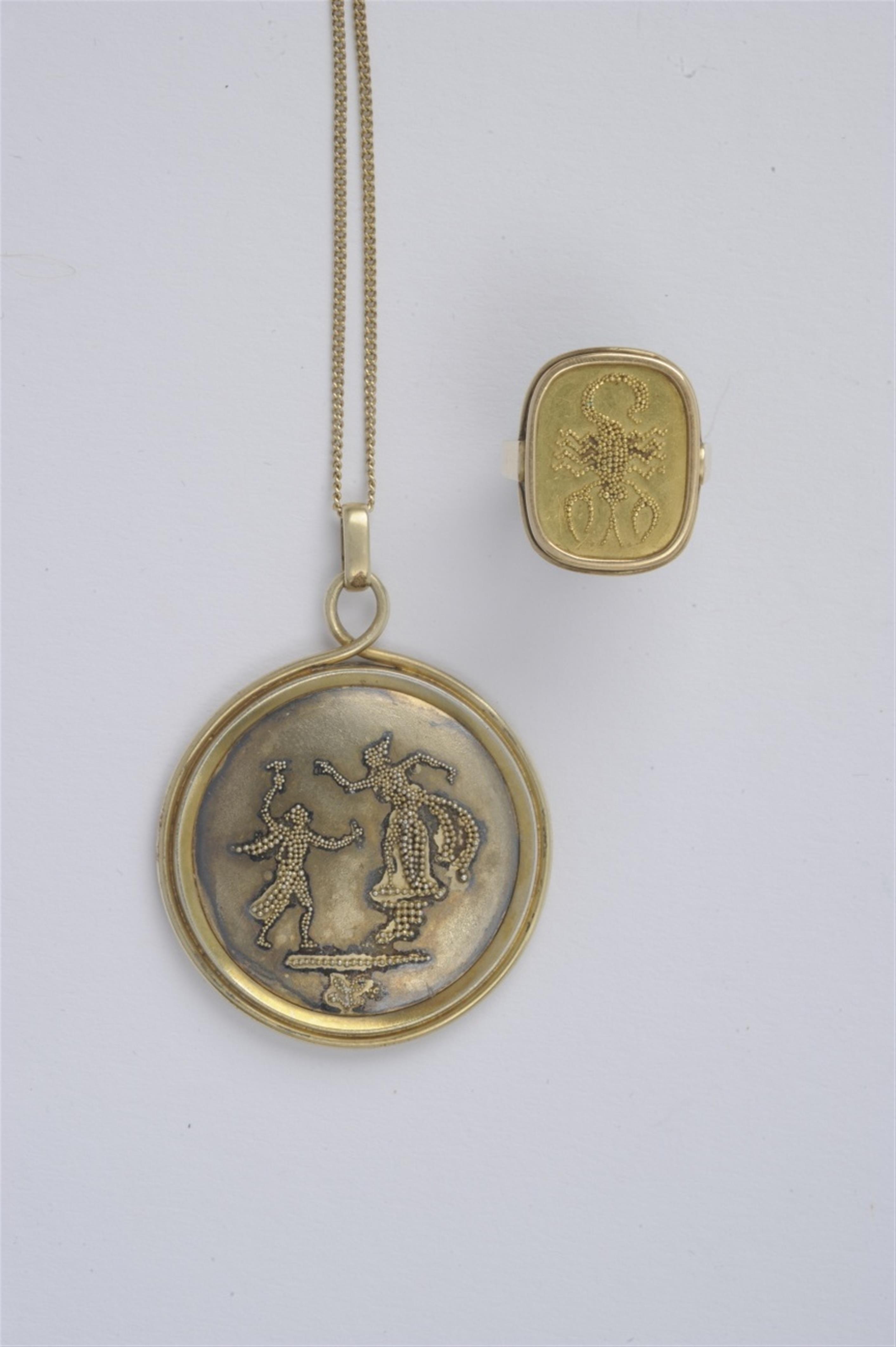 A 22k gold ring and pendant with granulated decor - image-1