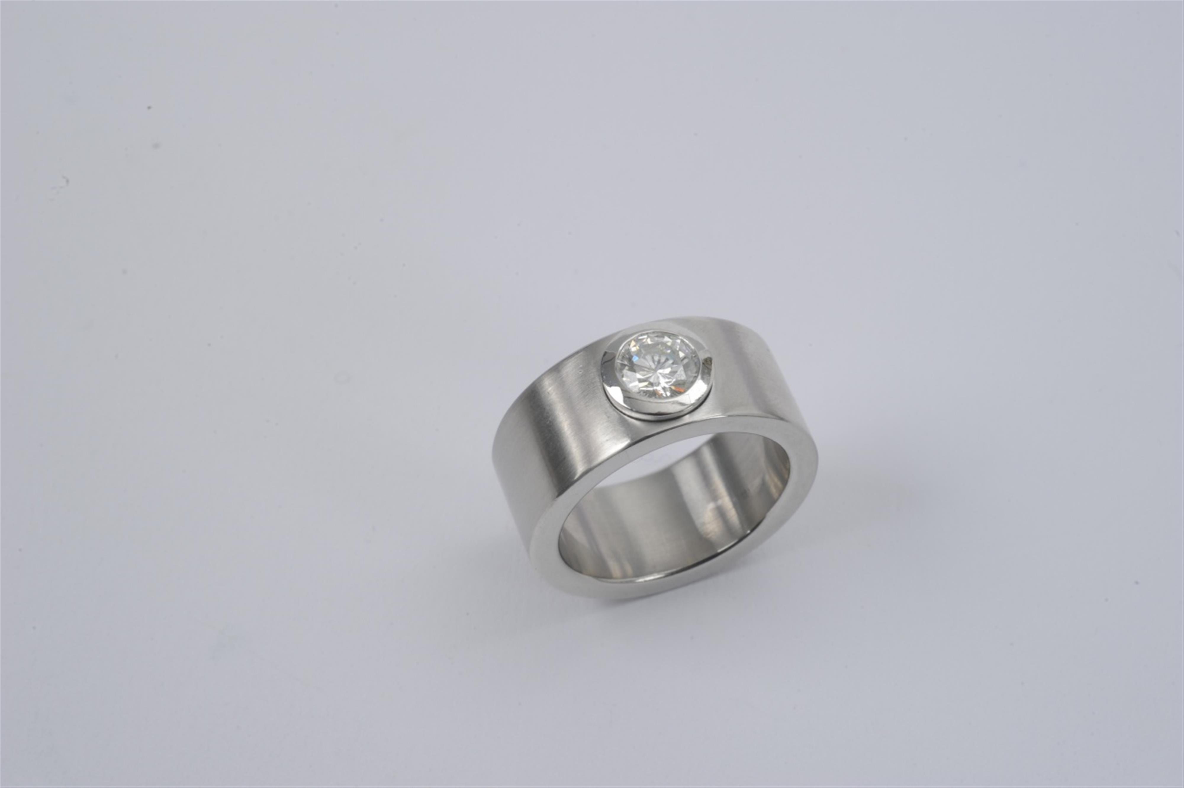 A gentlemens' platinum and diamond ring - image-1