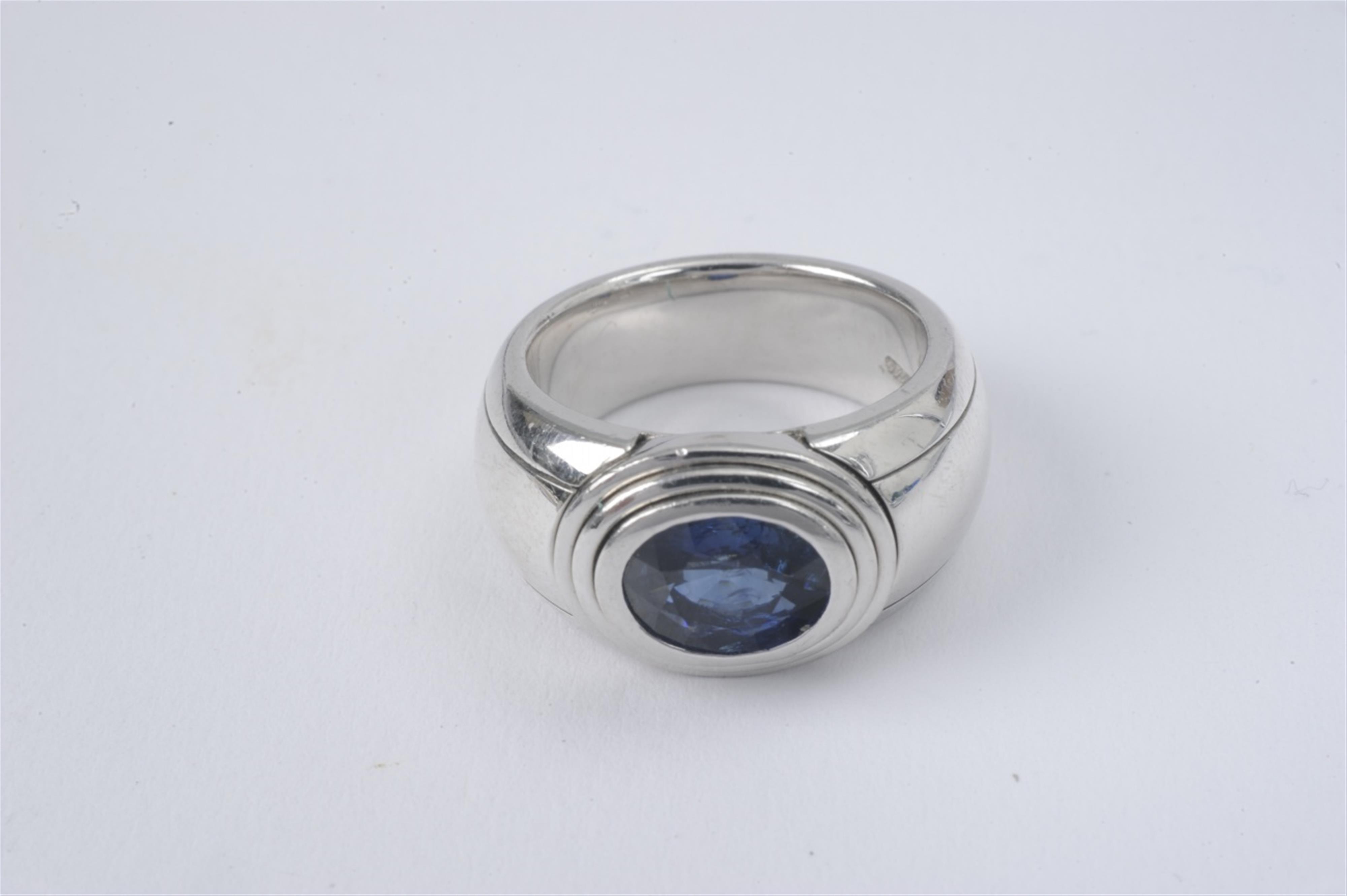 A gentlemen's 18k white gold and sapphire ring - image-1