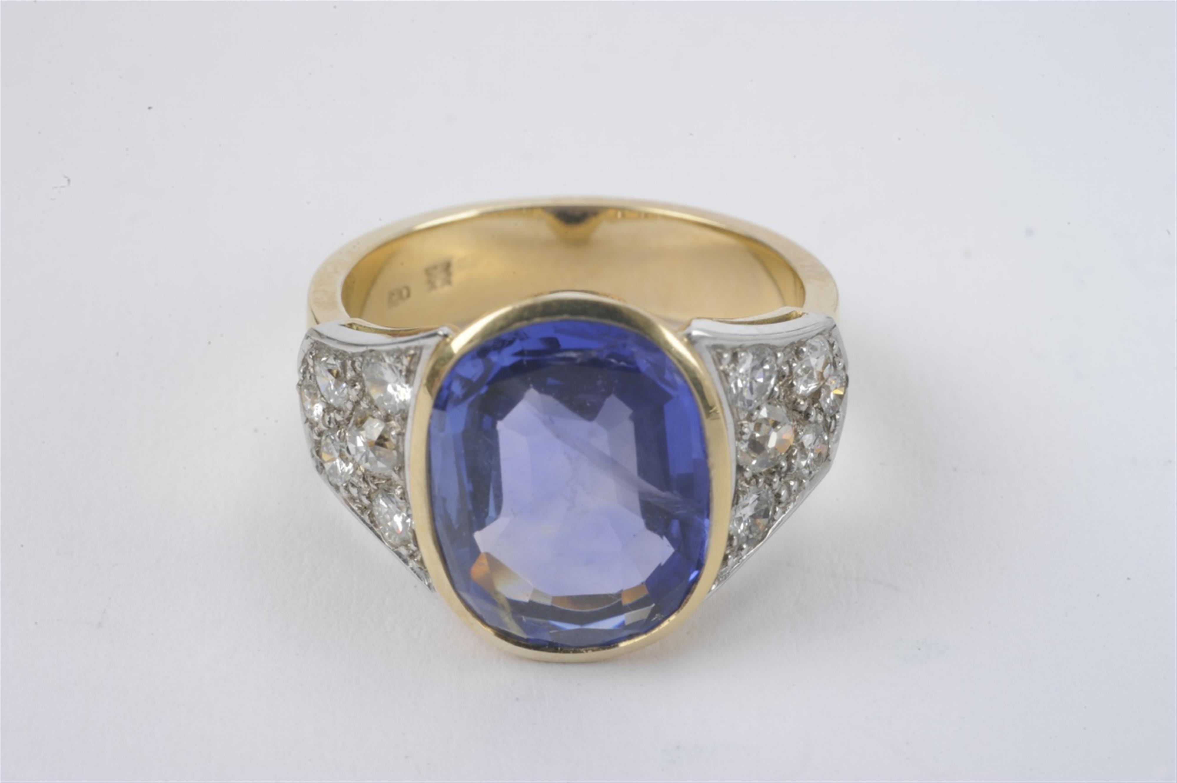 An 18k gold, diamond and Ceylon sapphire ring - image-2