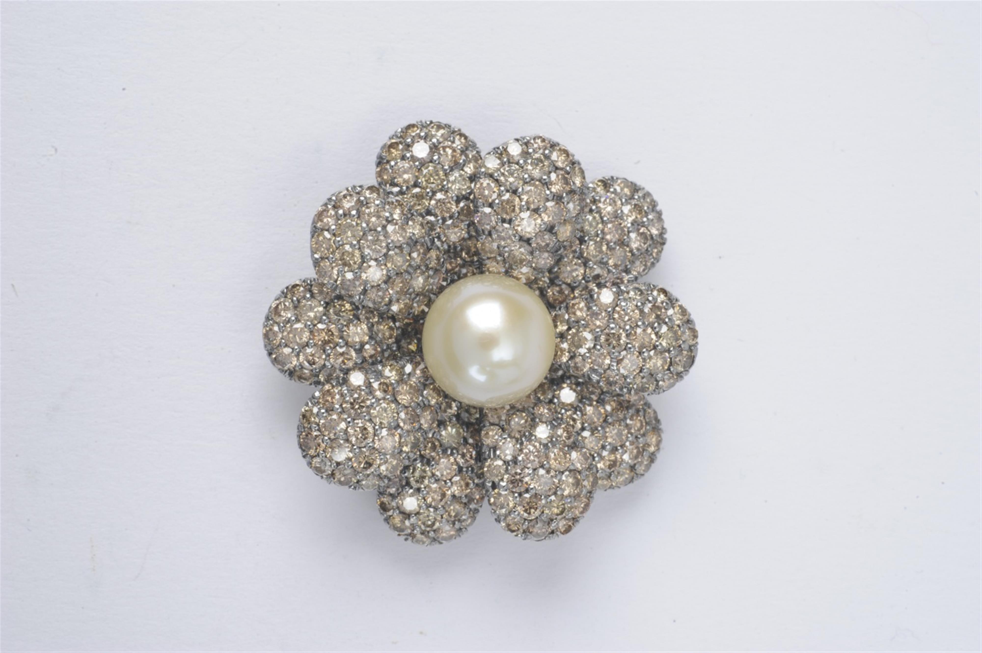 An 18k grey coloured gold and diamond brooch - image-1
