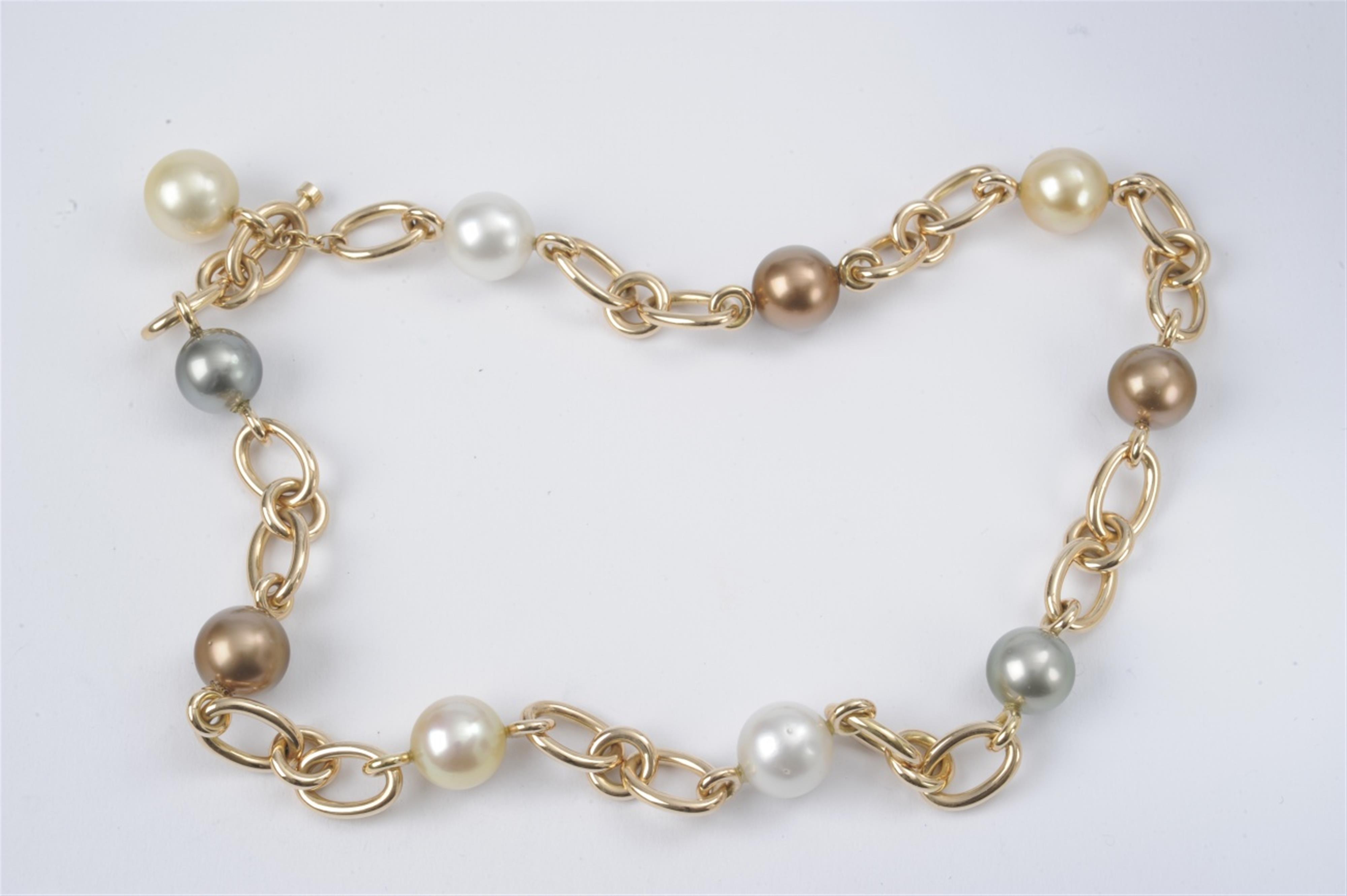 An 18k rose gold and South Sea pearl necklace "Surprise" - image-1